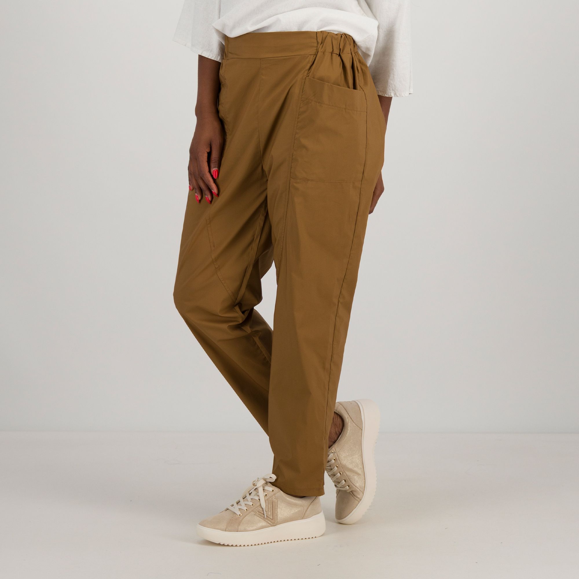 Lucrezia Sciortino
Pantaloni ampi
in cotone con
elastico dietro