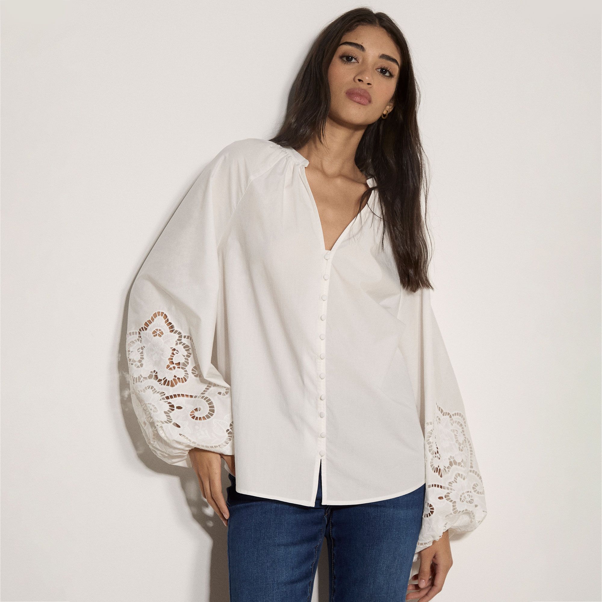 Apricot
Camicia con scollo
a V a maniche lunghe