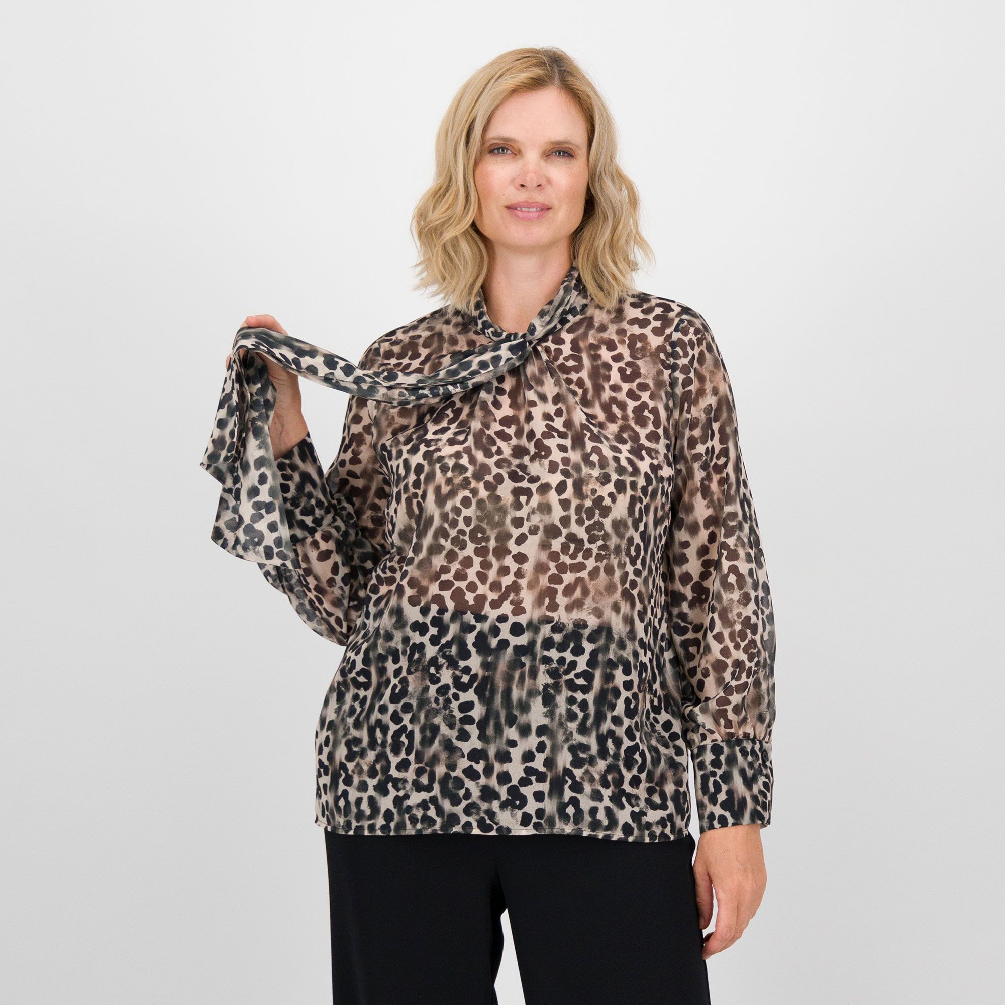 Caterina Lancini
Camicia in georgette
fantasia a maniche
lunghe con 2 bottoni