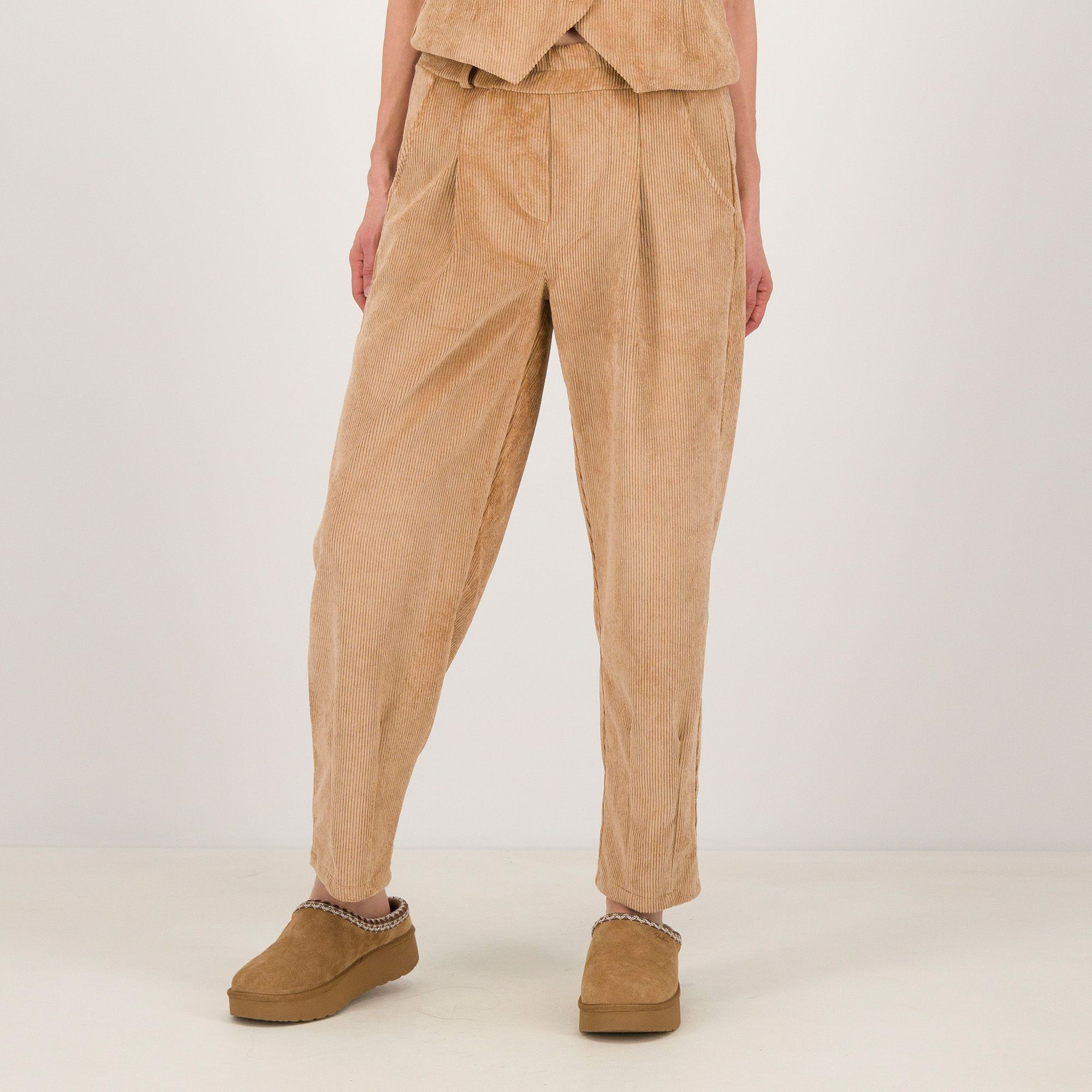 Enjoy
Pantaloni a carota in
velluto a coste