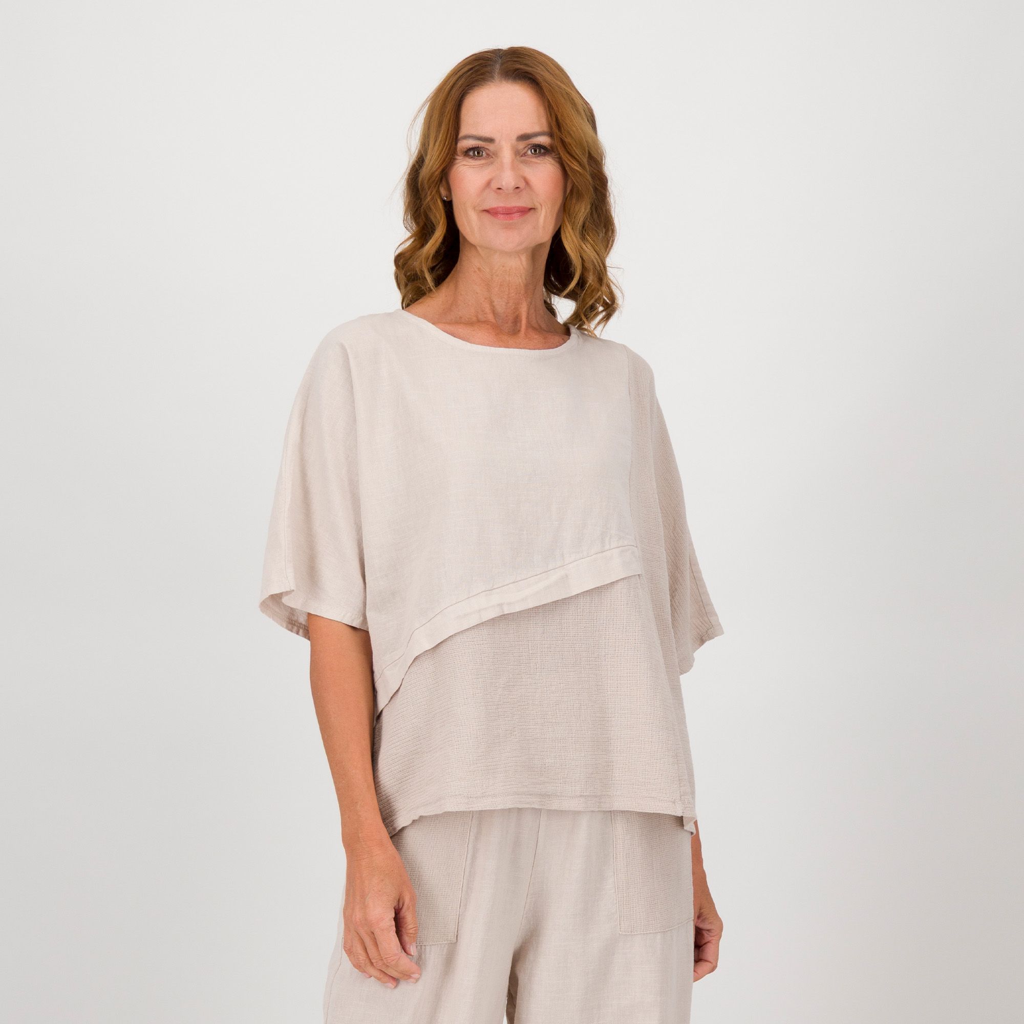 Lucrezia Sciortino
Blusa in lino misto
cotone con
scollo tondo