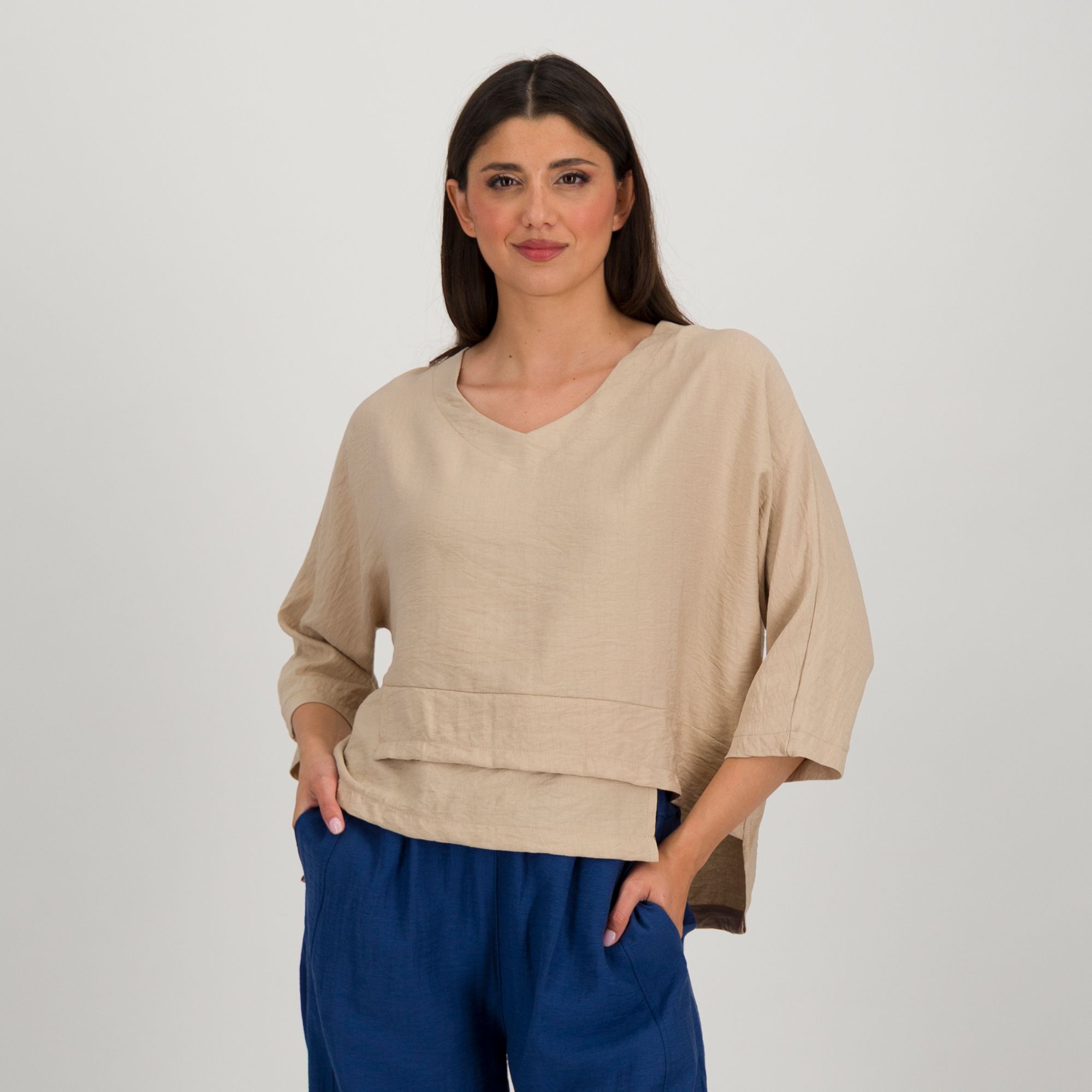 Lucrezia Sciortino
Blusa con
scollo a V