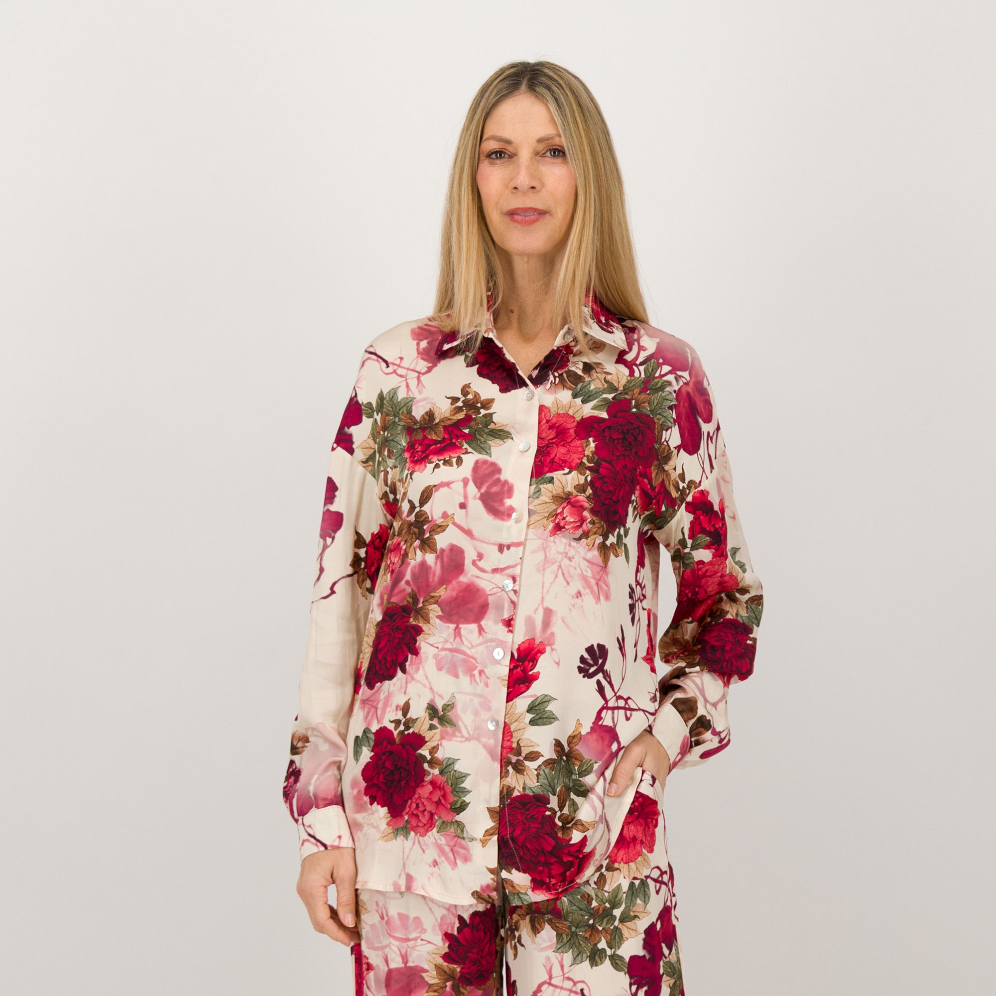 Angela Mele Milano
Camicia in raso di
viscosa fantasia a
maniche lunghe