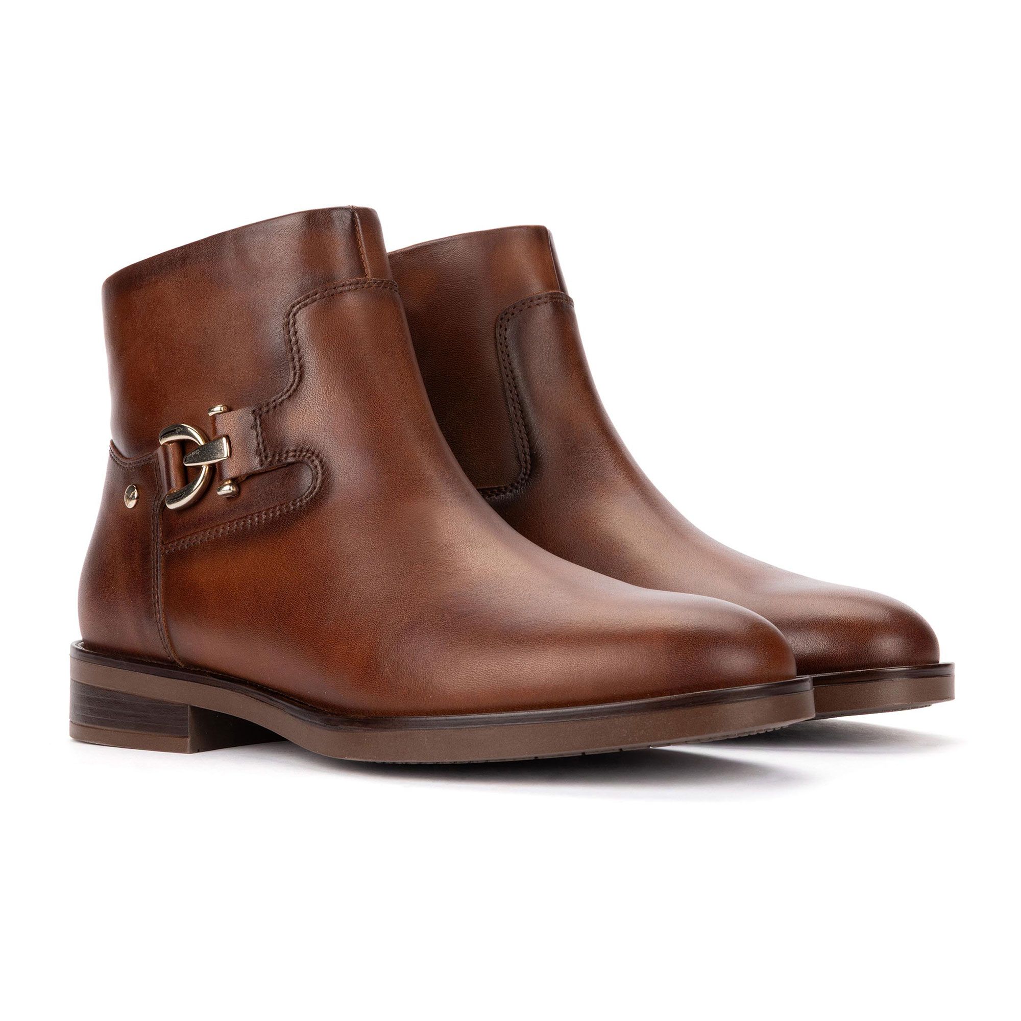 Pikolinos
Stivaletti in pelle
con accessorio
metallico e tacco 3cm