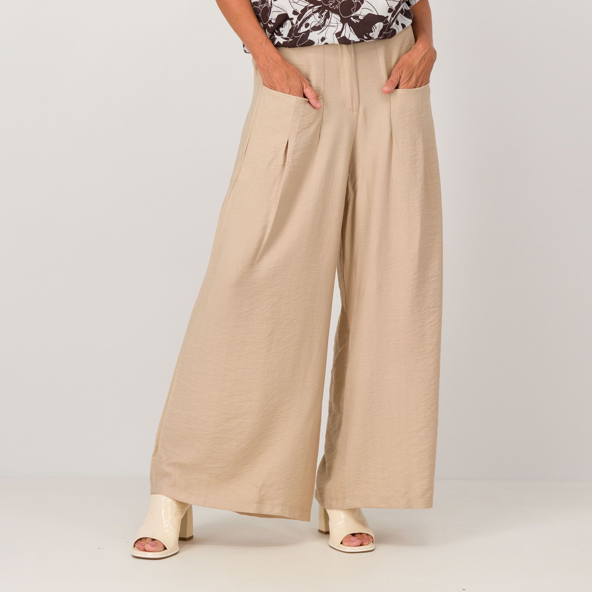 Lucrezia Sciortino
Pantaloni palazzo
con elastico dietro