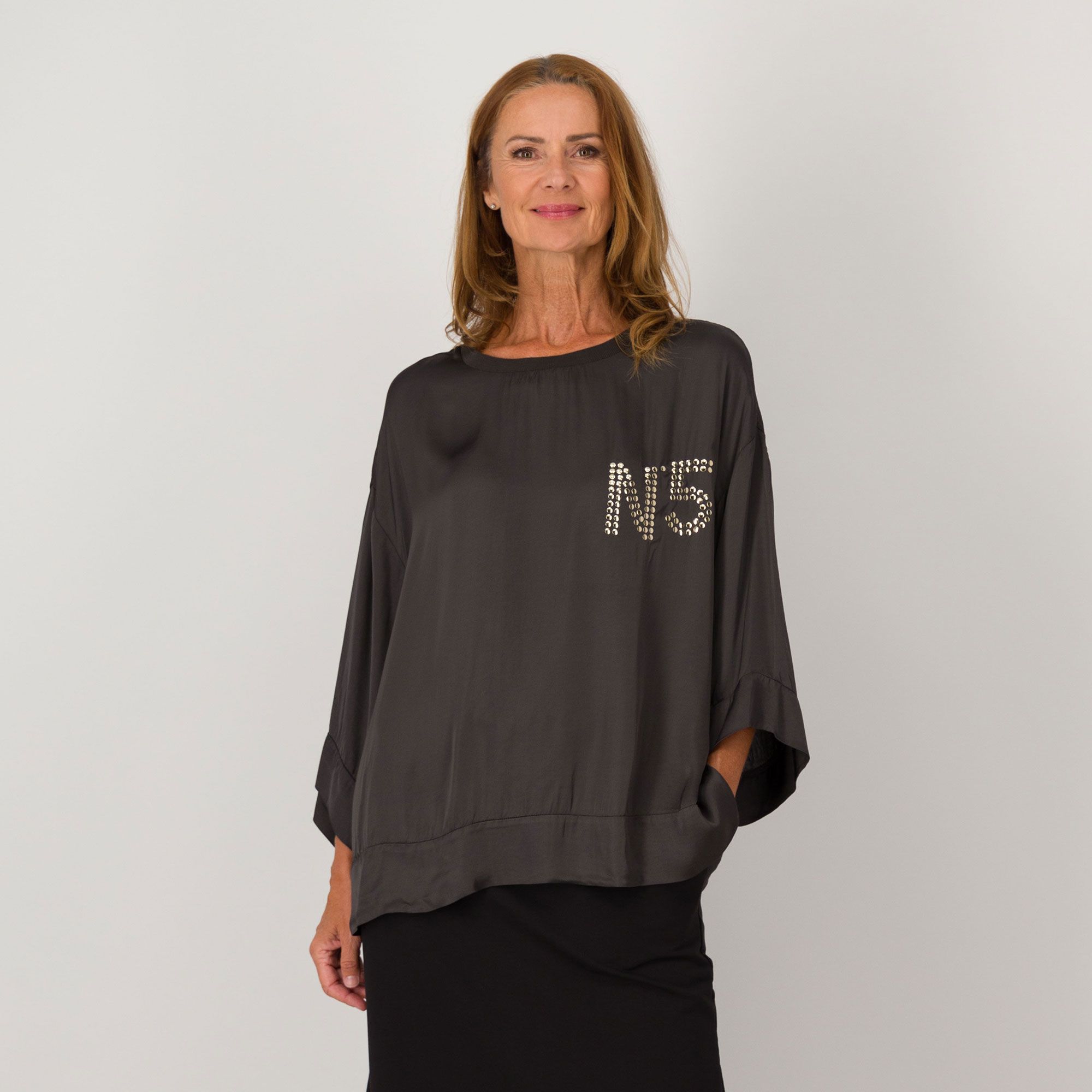 L'Una
T-shirt in raso
con scritta