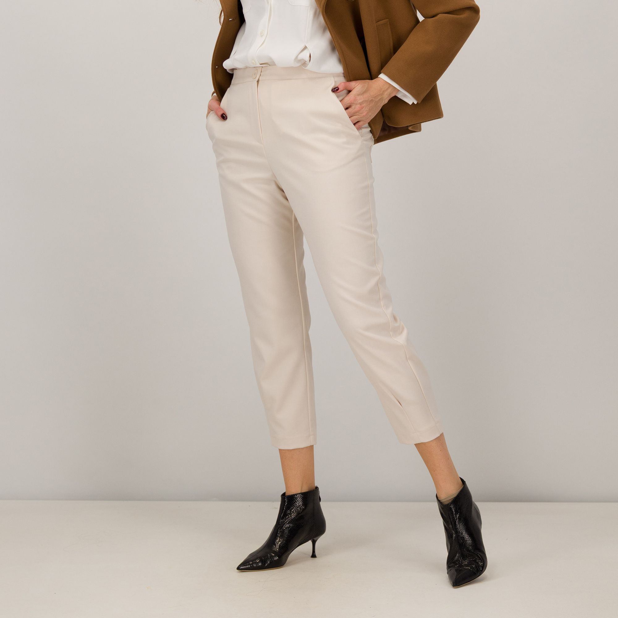 Olly Doo
Pantaloni alla
caviglia con tasche
alla francese