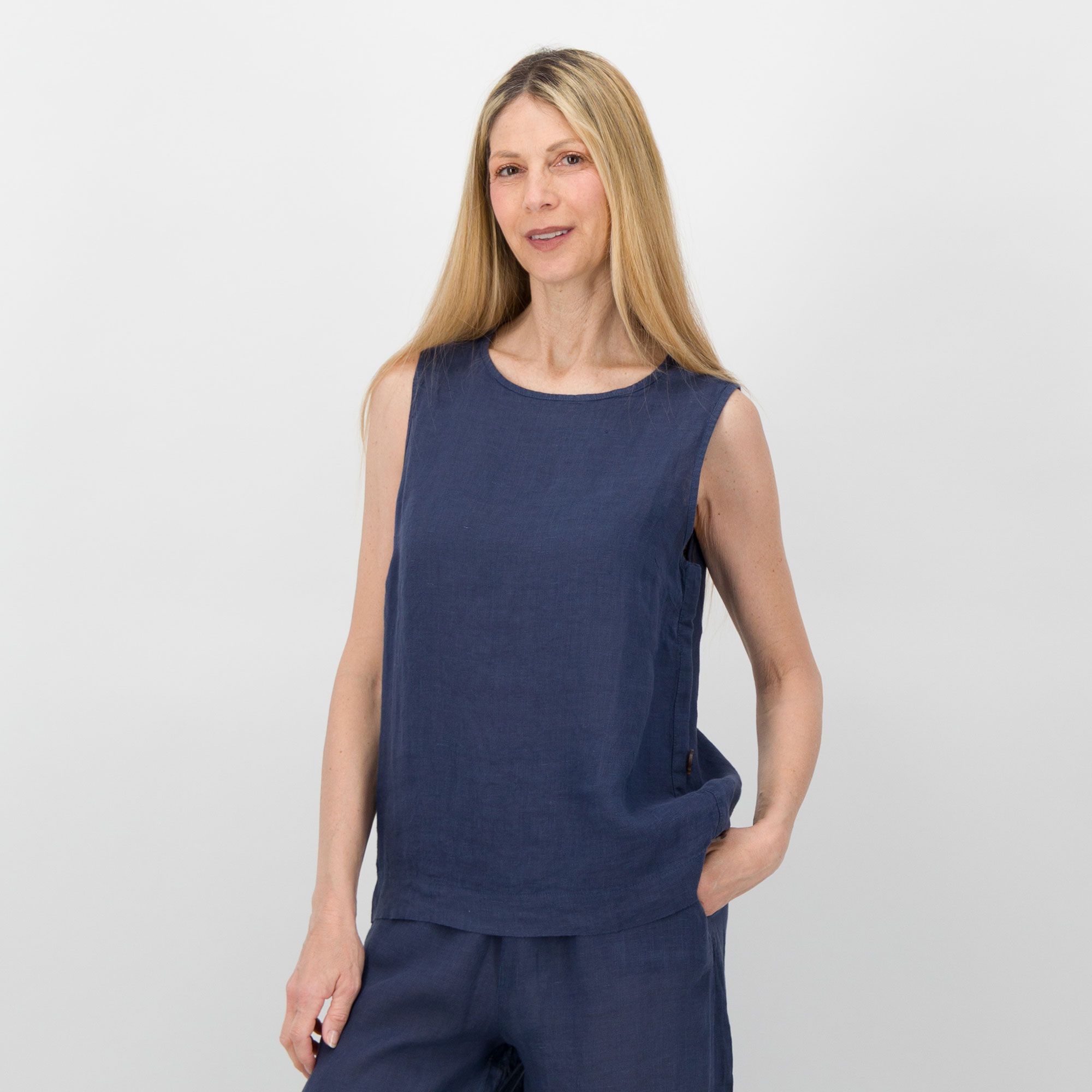 James Lakeland
Top smanicato
in lino con
scollo tondo