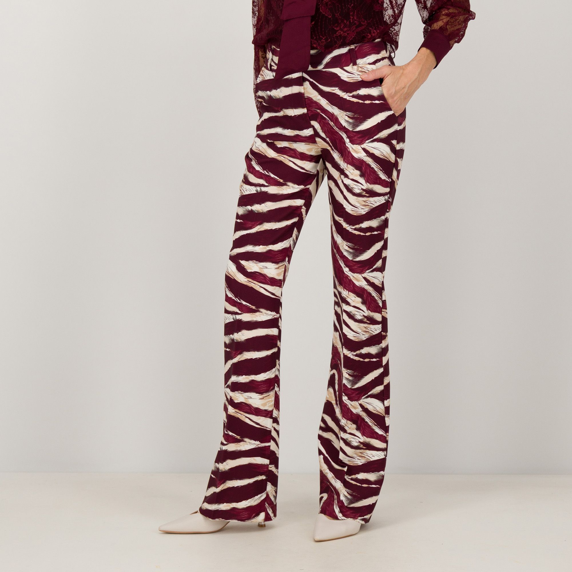 Angela Mele Milano
Pantaloni dritti
fantasia animalier
fondo a zampa