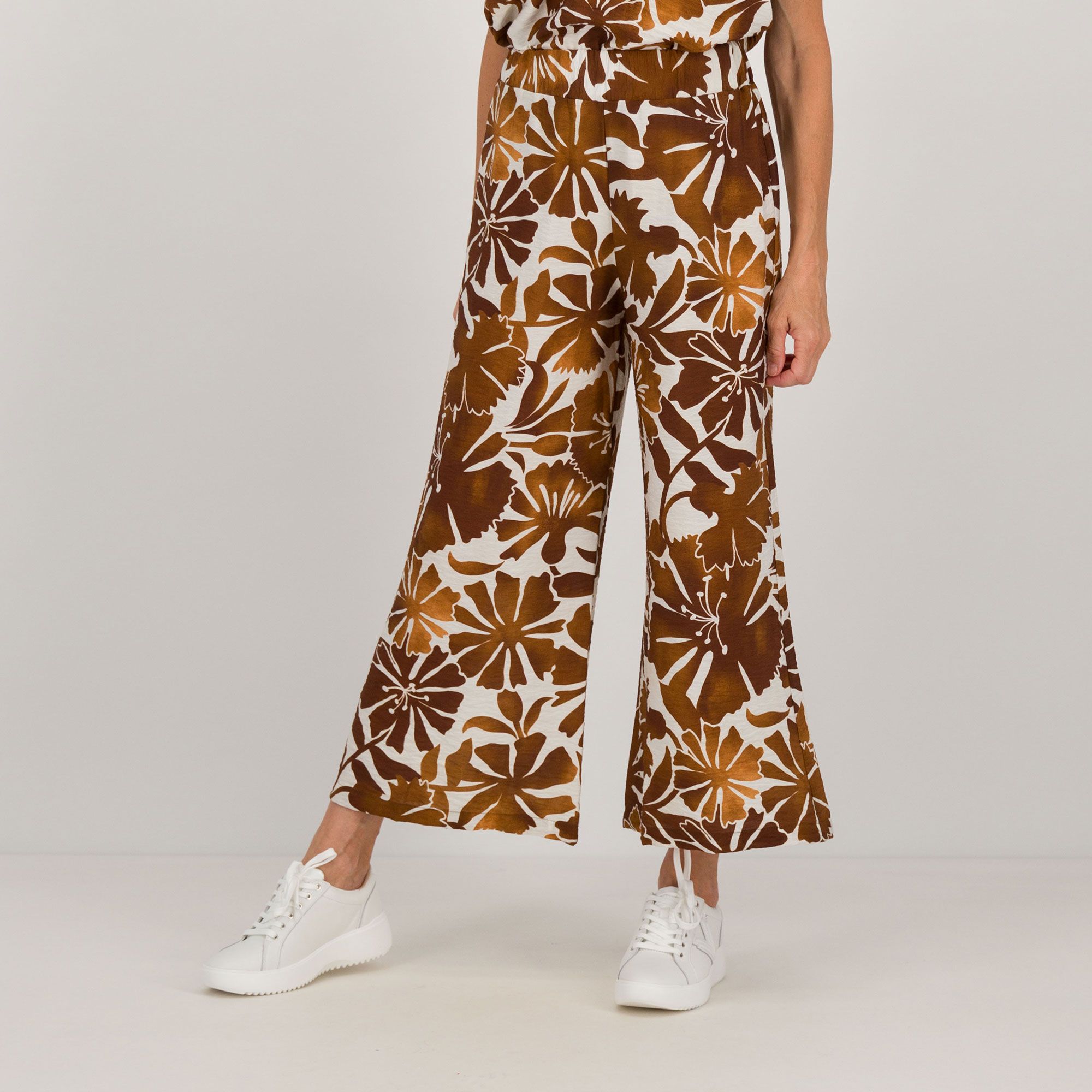 Bianca Della Torre
Pantaloni palazzo
fantasia
con elastico
