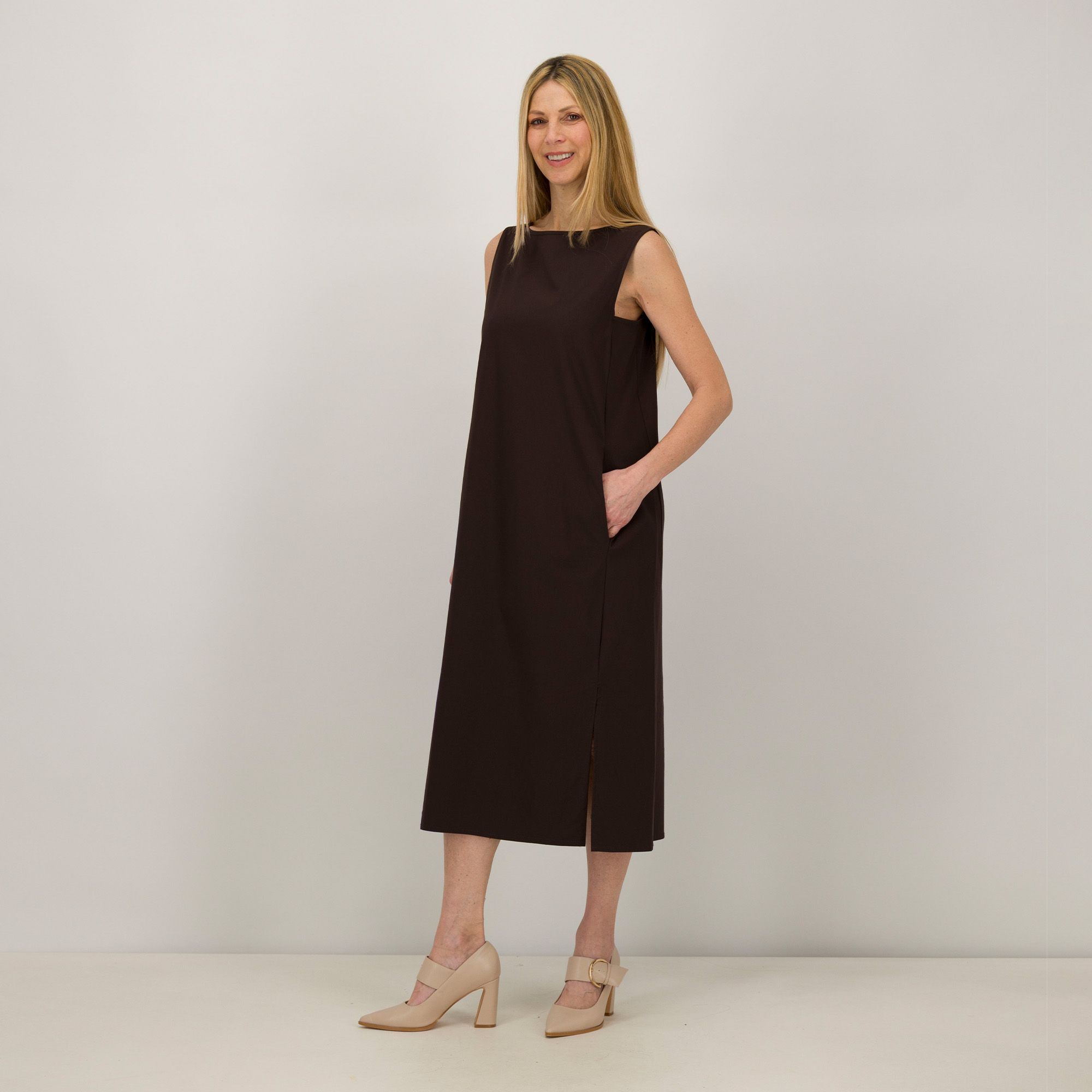 Lucrezia Sciortino
Abito midi
smanicato
con spacchi