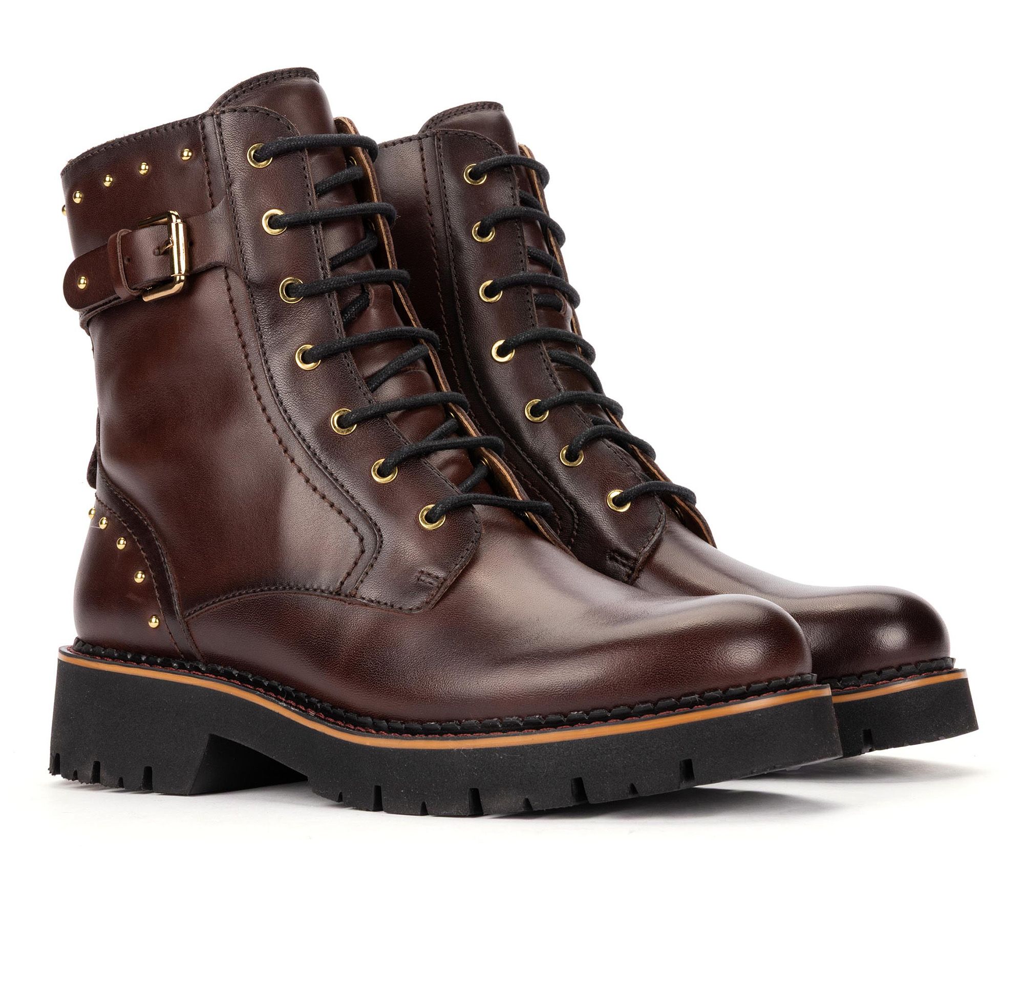 Pikolinos
Biker con tomaia
in pelle e borchiette
tacco 4 cm