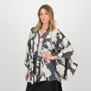 Caterina Lancini
Kimono in twill
di viscosa
e fantasia floreale