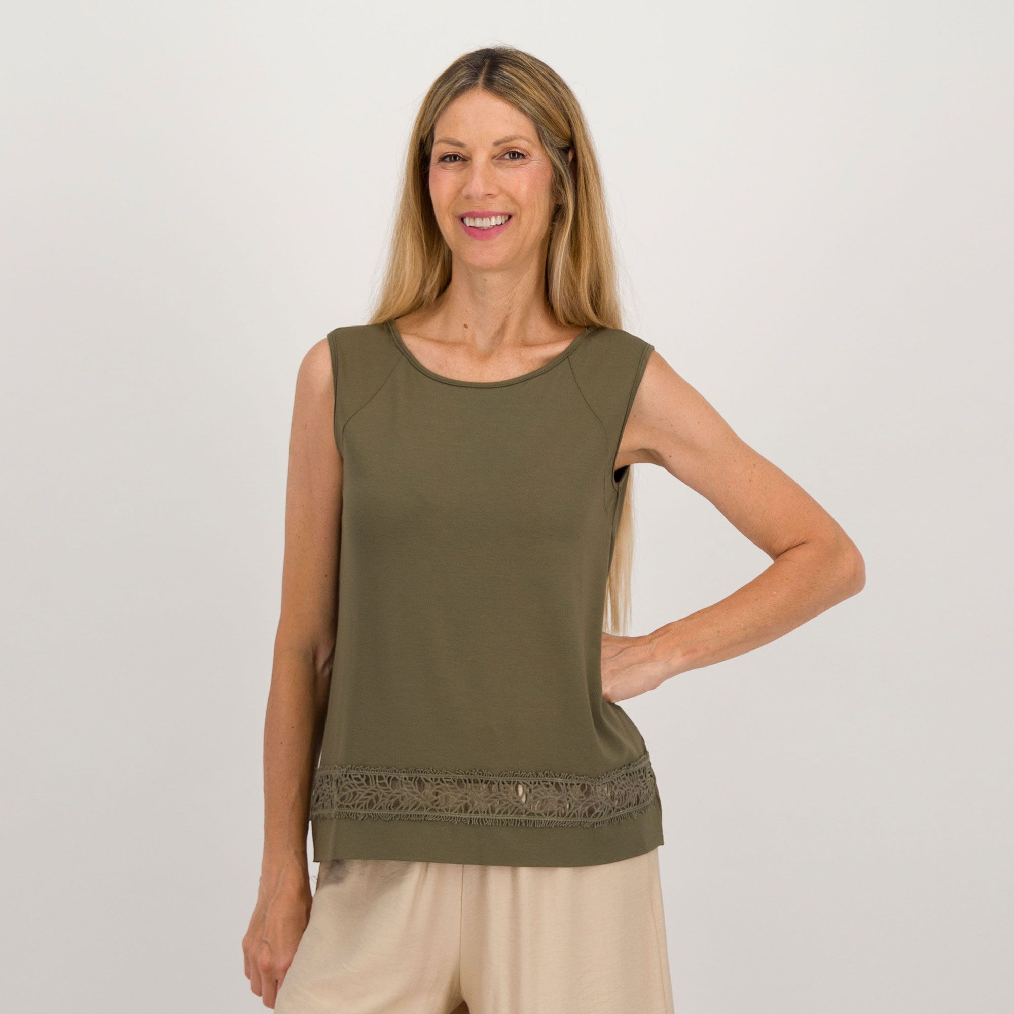 Bianca Della Torre
Top in jersey
con pizzo macramé