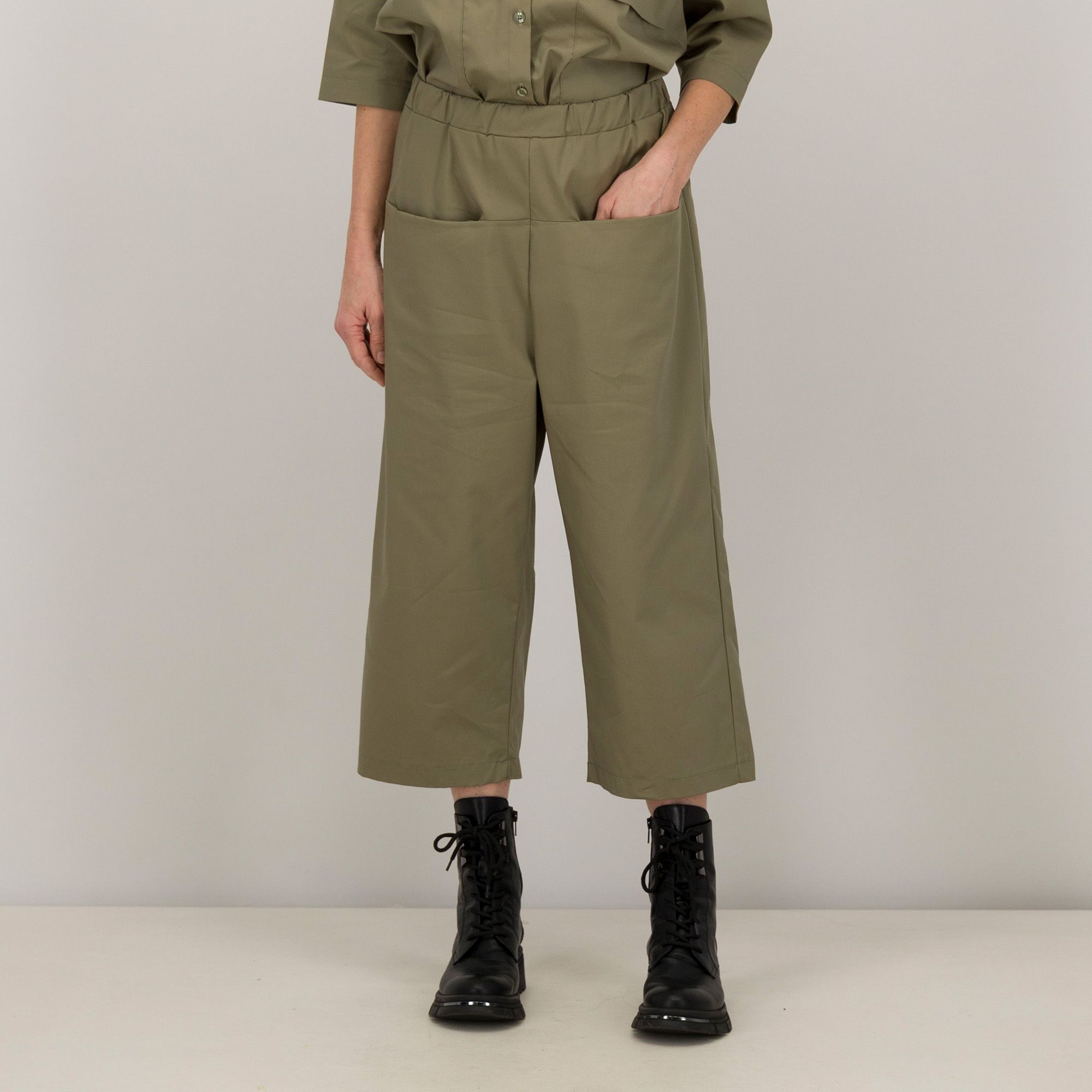 Lucrezia Sciortino
Pantaloni balloon in
raso di cotone con
elastico