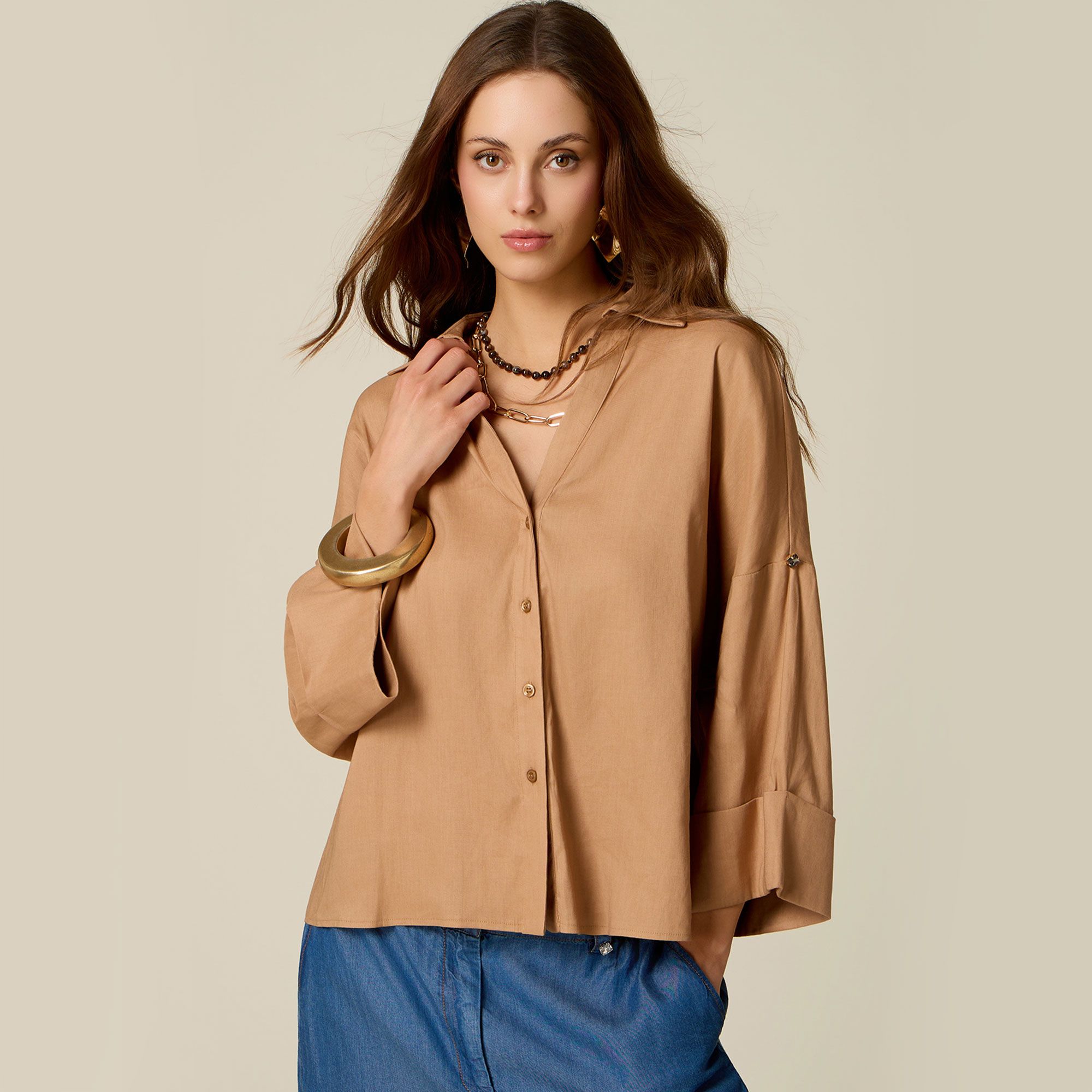 Oltre
Camicia in tela
misto lino e
viscosa