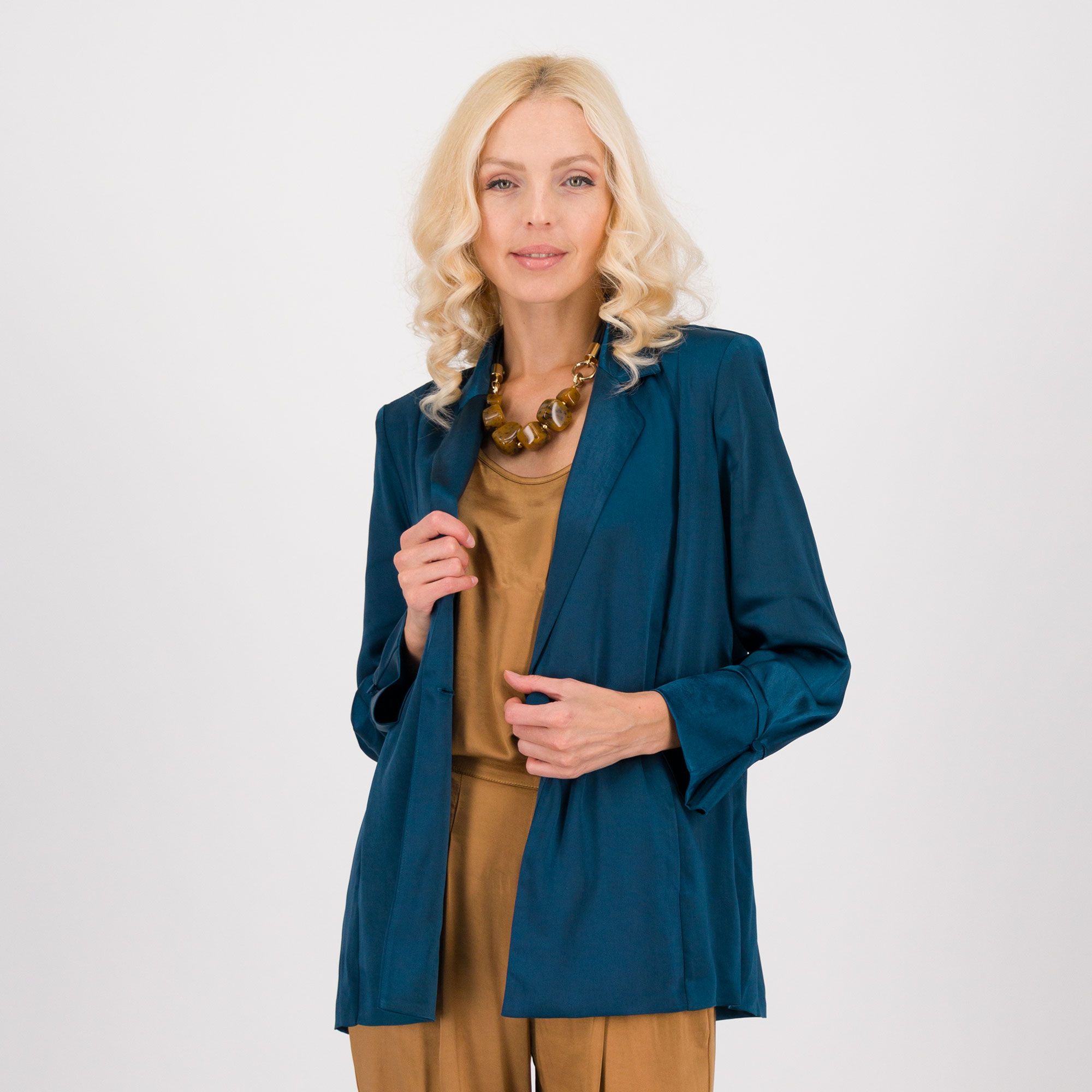 Image of Wynne Layers Blazer in satin con collo rever e bottoni rivestiti061