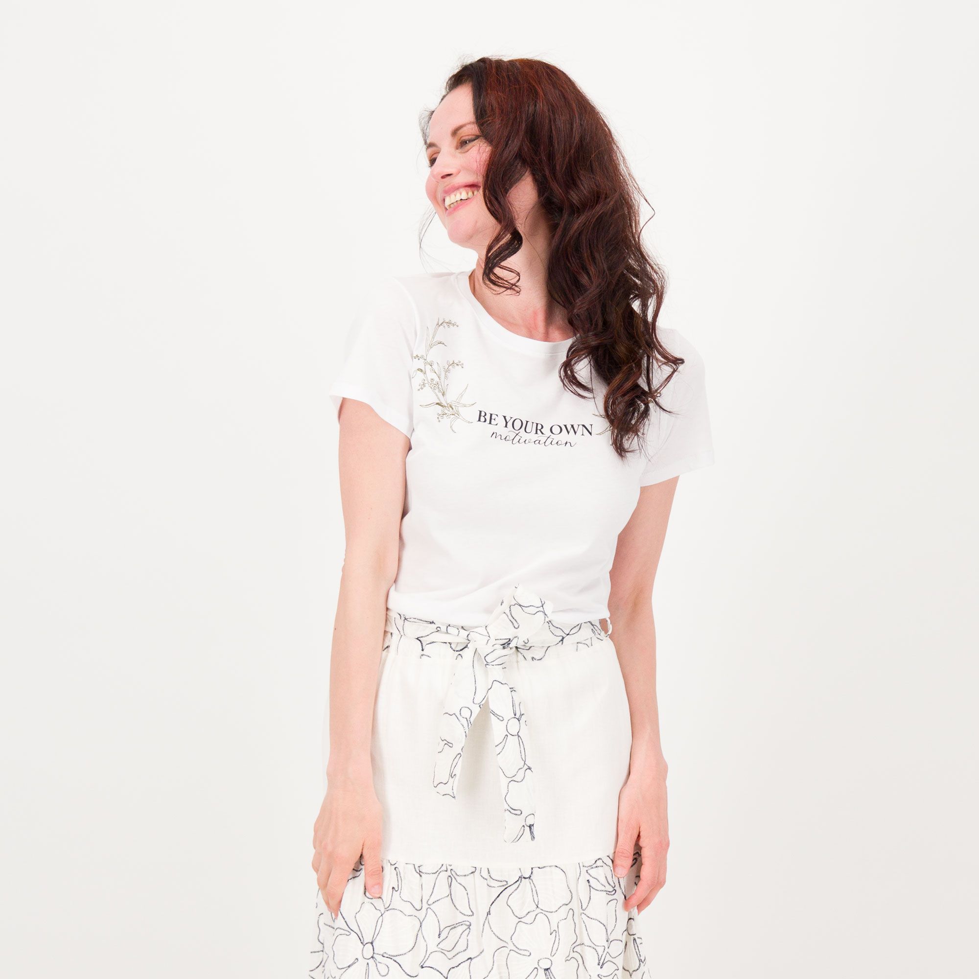 Rebeka Ross
T-shirt con scollo
tondo e motivo di
ricami in cotone