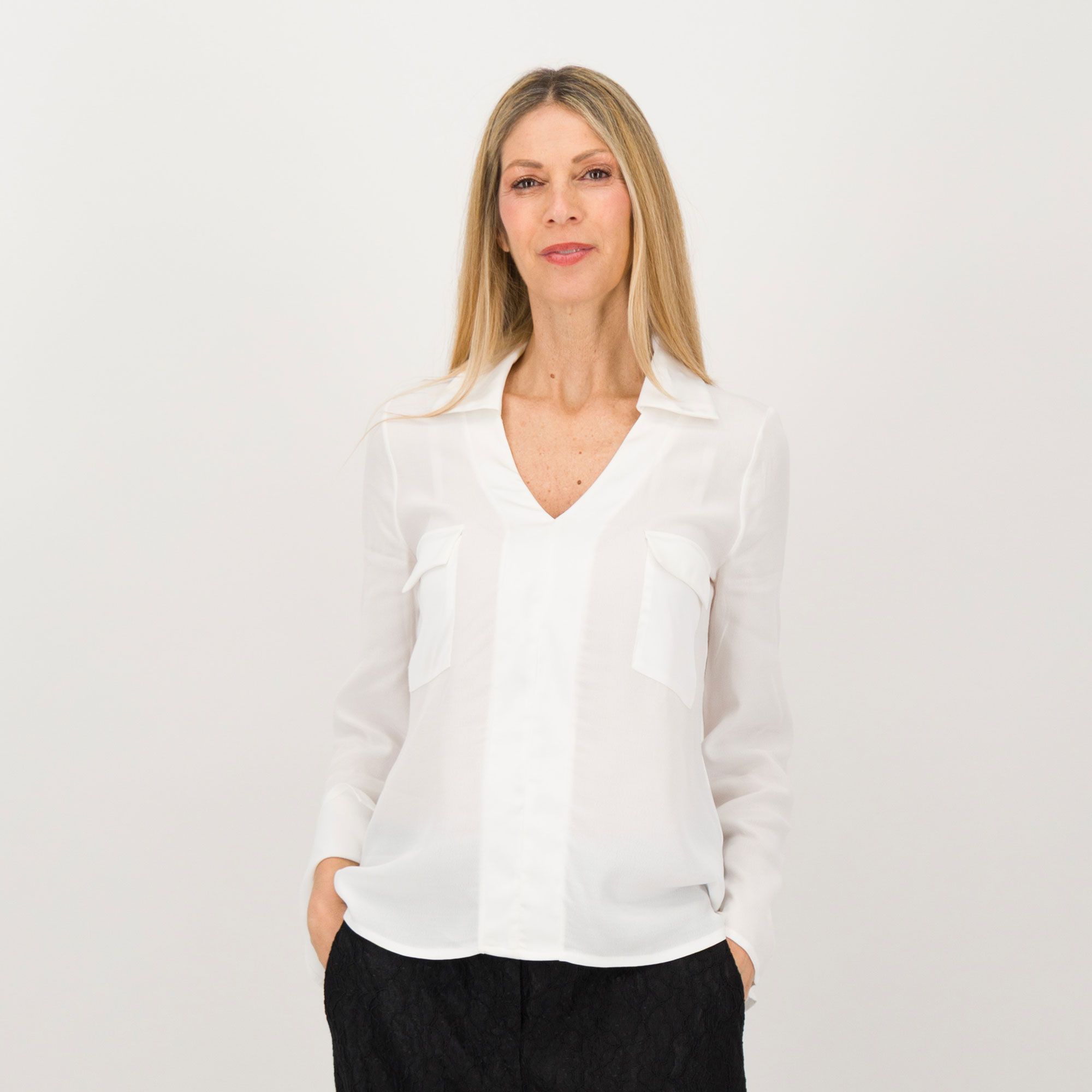 Risskio
Blusa scollo a V
con inserti in raso