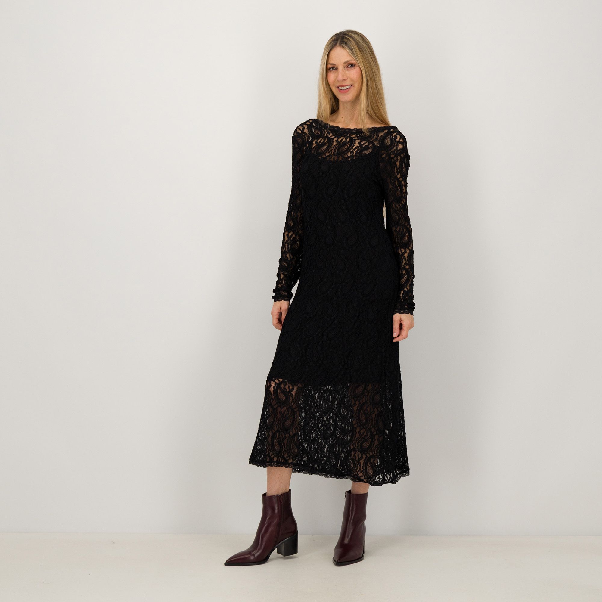 Angela Mele Milano
Abito lungo in pizzo
con sottoveste