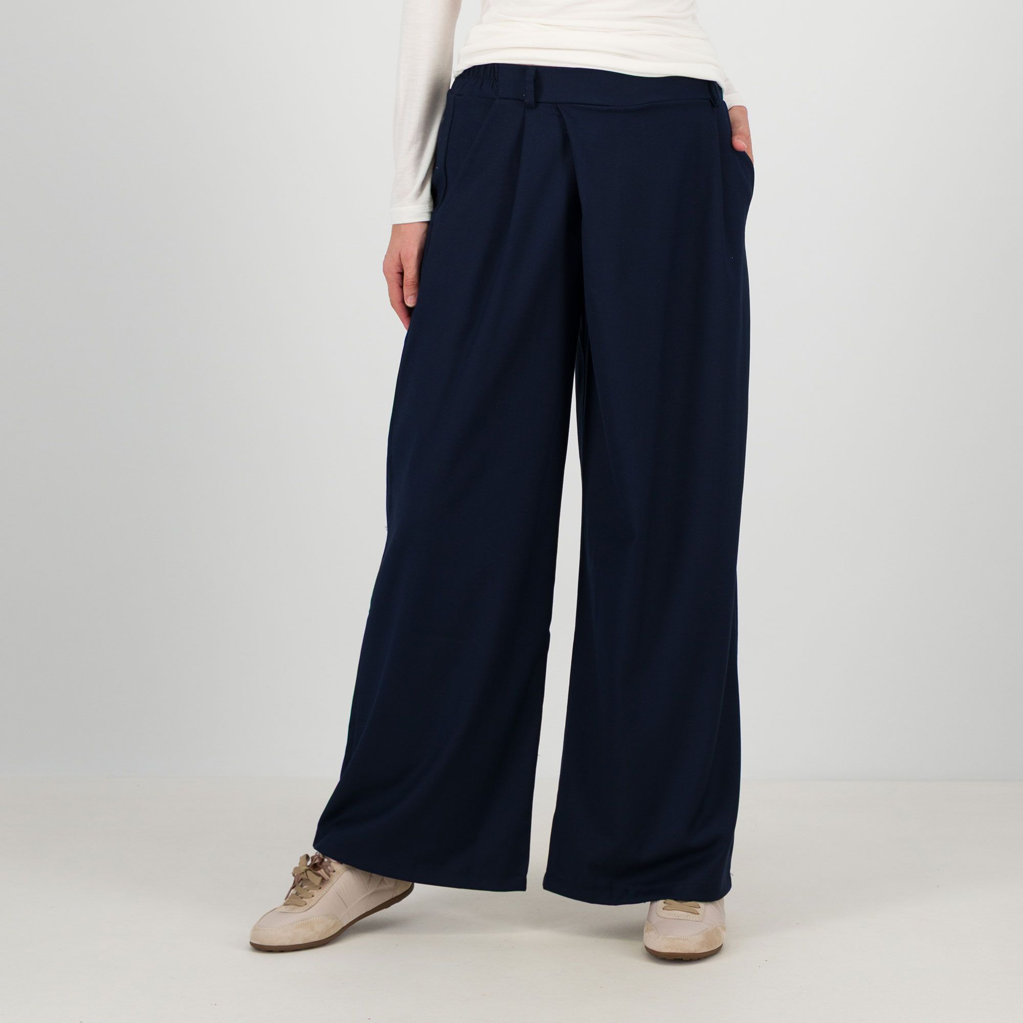 Rebeka Ross
Pantaloni ampi
con elastico dietro