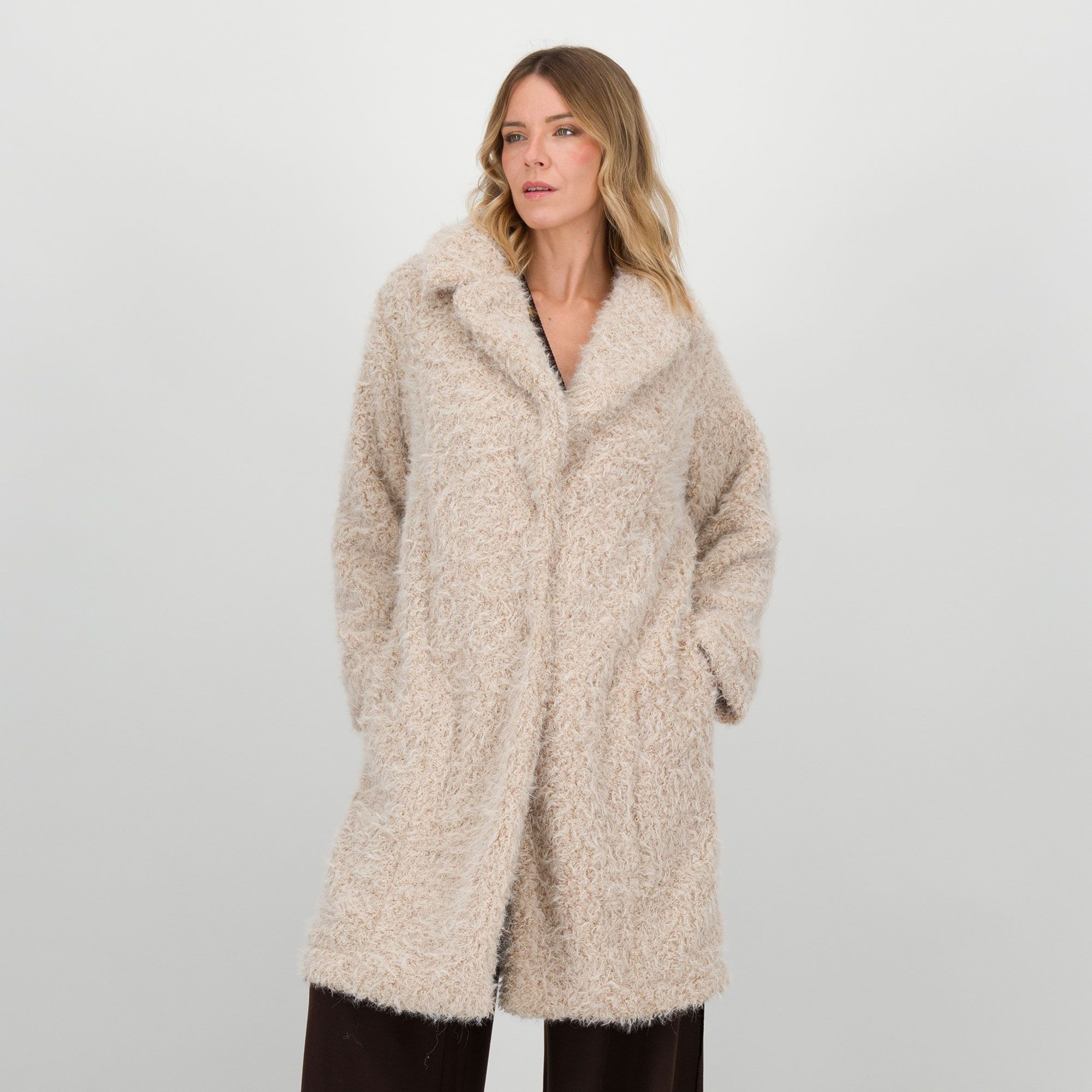 Bianca Della Torre
Cappotto in pelo 
sintetico con collo 
ampio rever