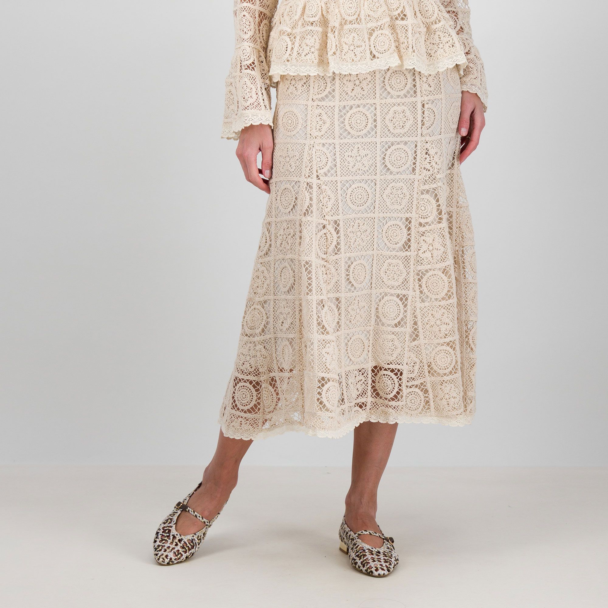 ELLE
Blusa in pizzo
crochet con maniche
scamapanate