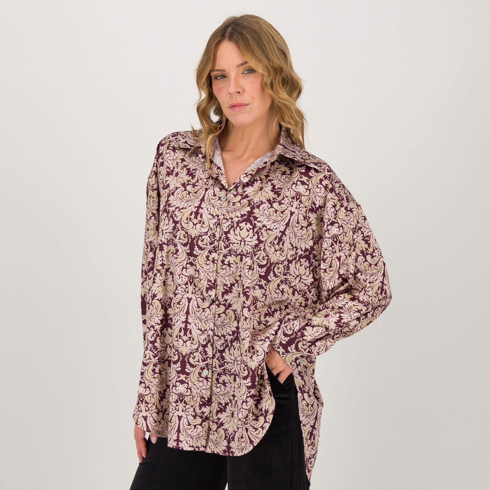 Angela Mele Milano
Camicia ampia
in raso fantasia
a manica lunga