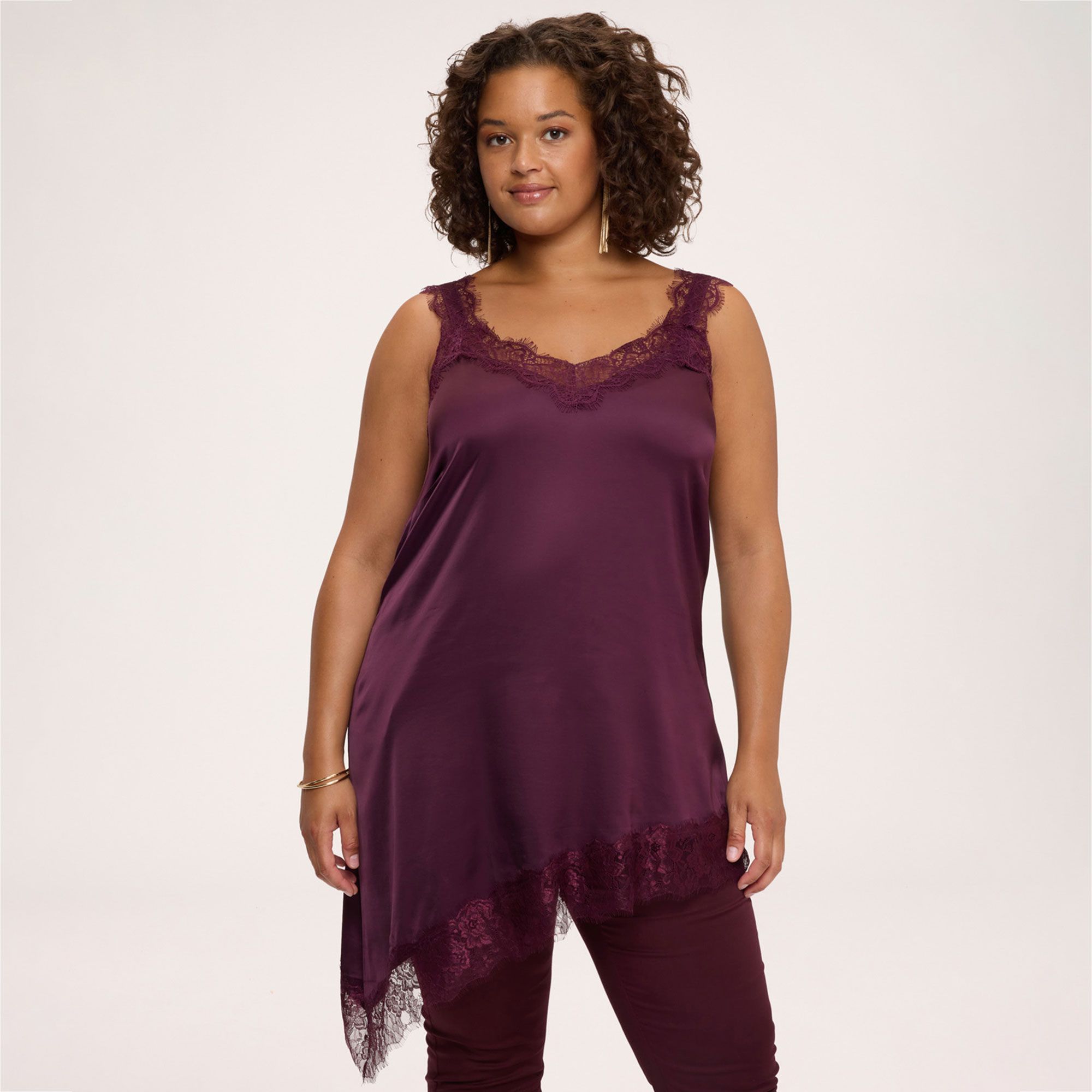 Fiorella Rubino
Top smanicato
con scollo a V