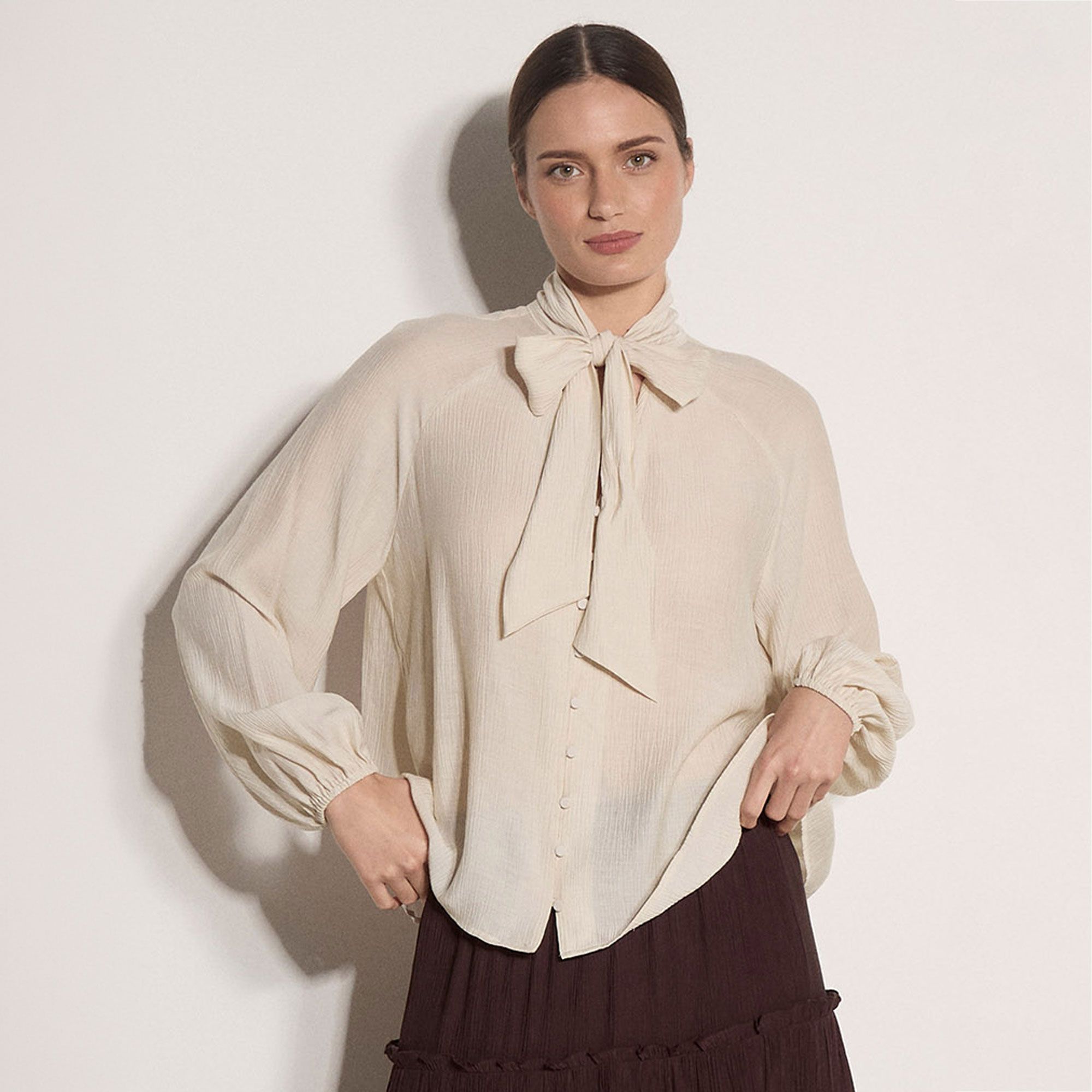 Apricot
Camicia con fiocco
al collo a maniche
lunghe