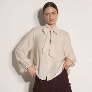 Apricot
Camicia con fiocco
al collo a maniche
lunghe