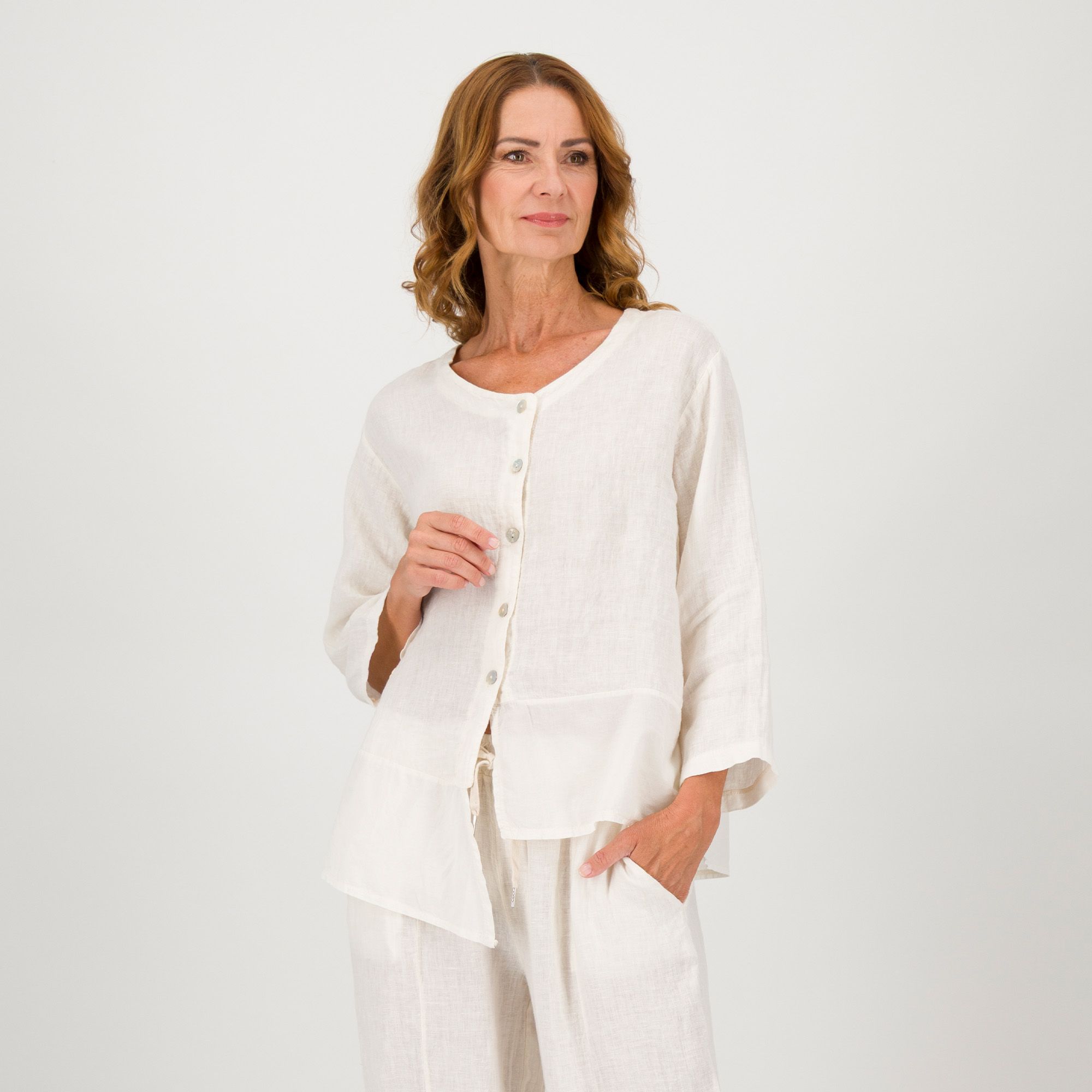 Lucrezia Sciortino
Camicia senza collo
in lino e cotone con
bottoni