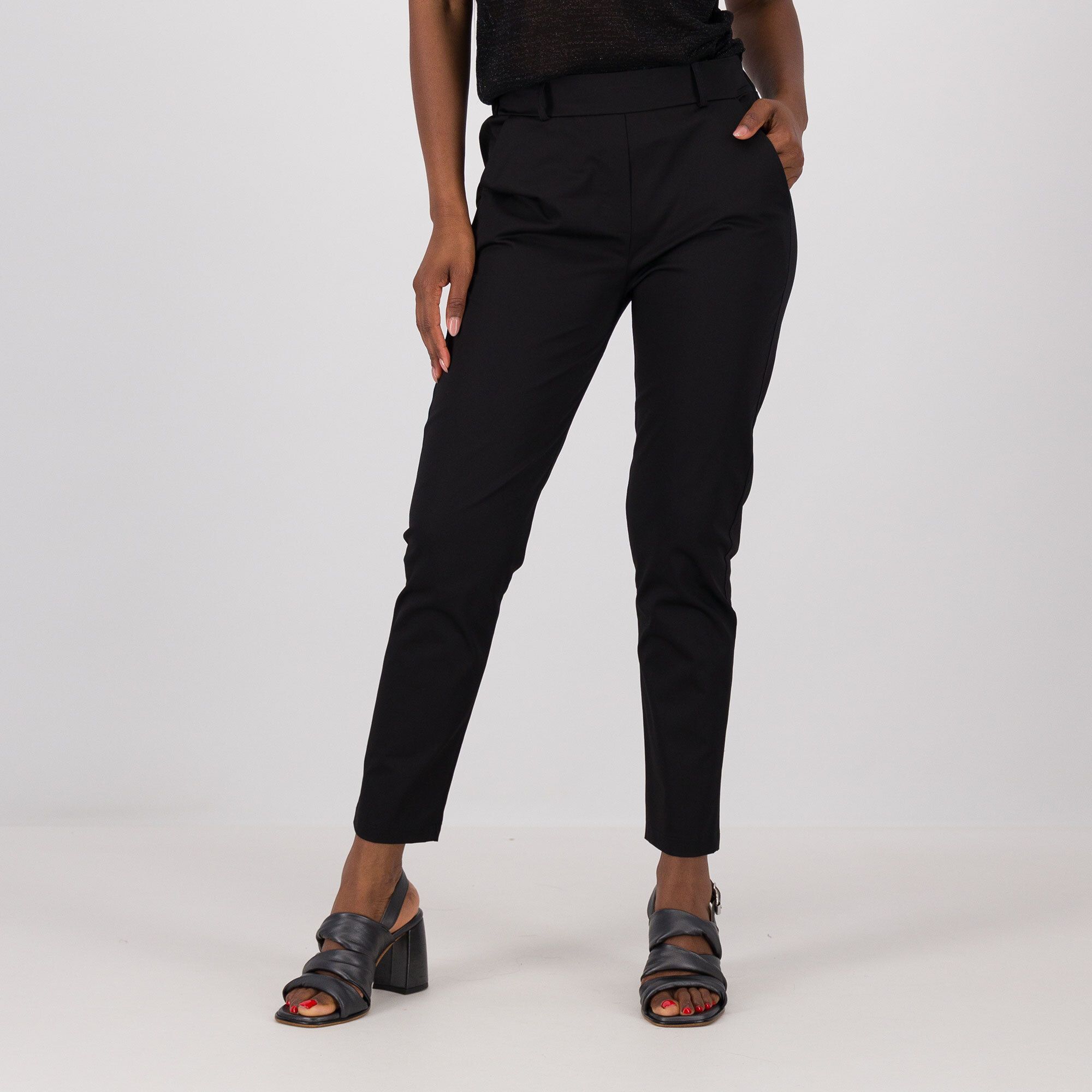 Enjoy
Pantaloni a carota
in raso di cotone
elasticizzato
