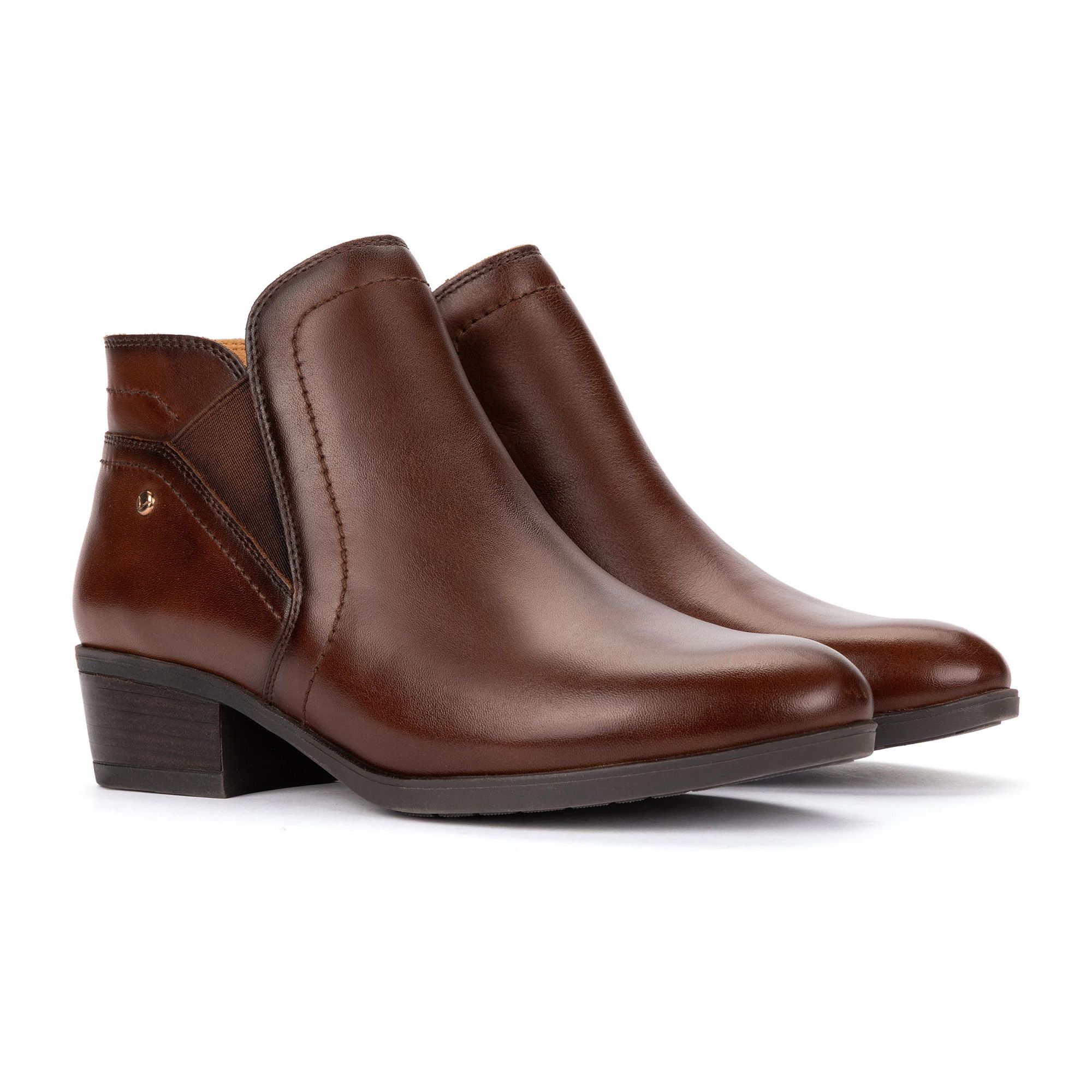 Pikolinos
Stivaletti in pelle
con zip
tacco 4 cm