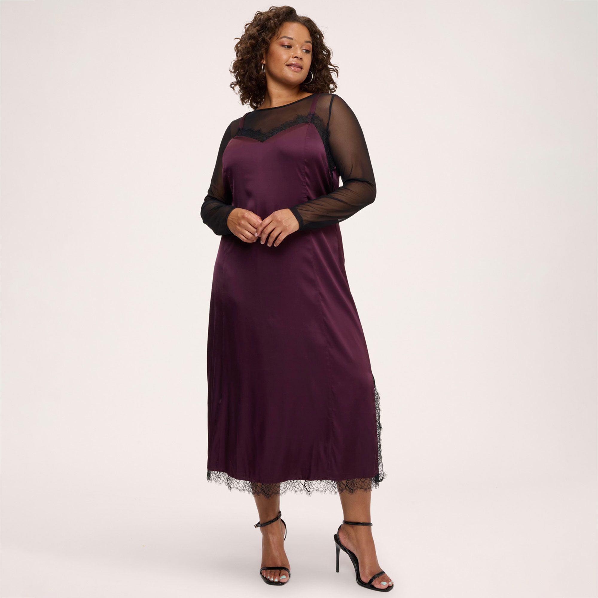 Fiorella Rubino
Abito lungo con
scollo a V e top
in tulle