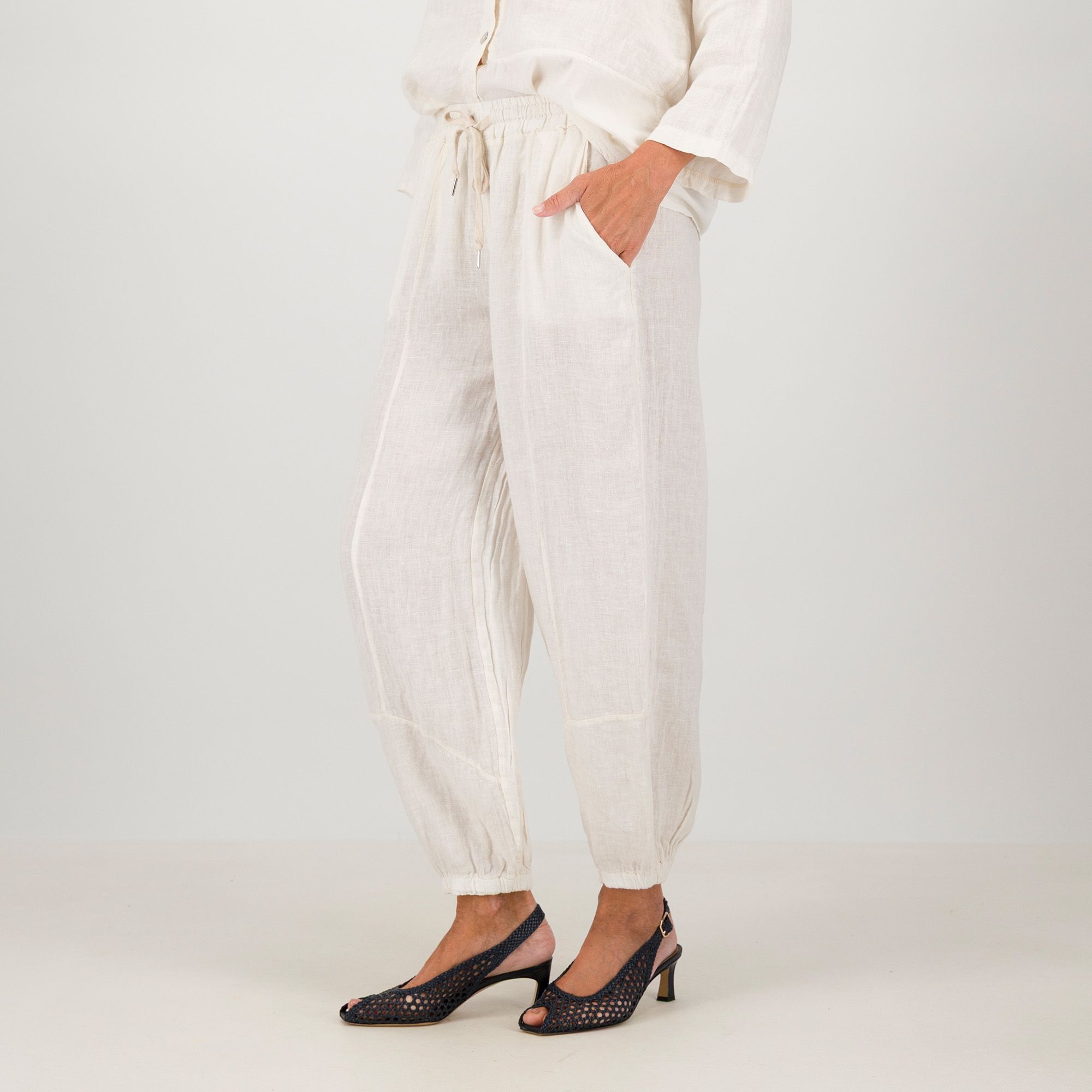 Lucrezia Sciortino
Pantaloni balloon in
lino con tasche