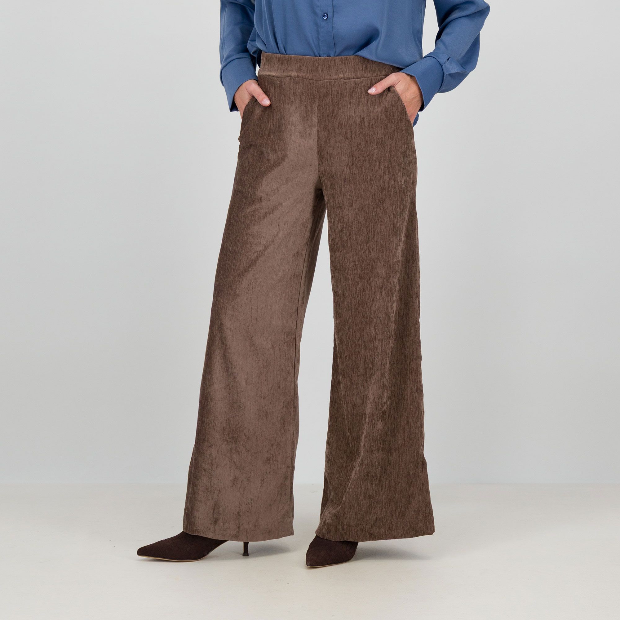 Bianca Della Torre
Pantaloni ampi
in velluto striato
con elastico