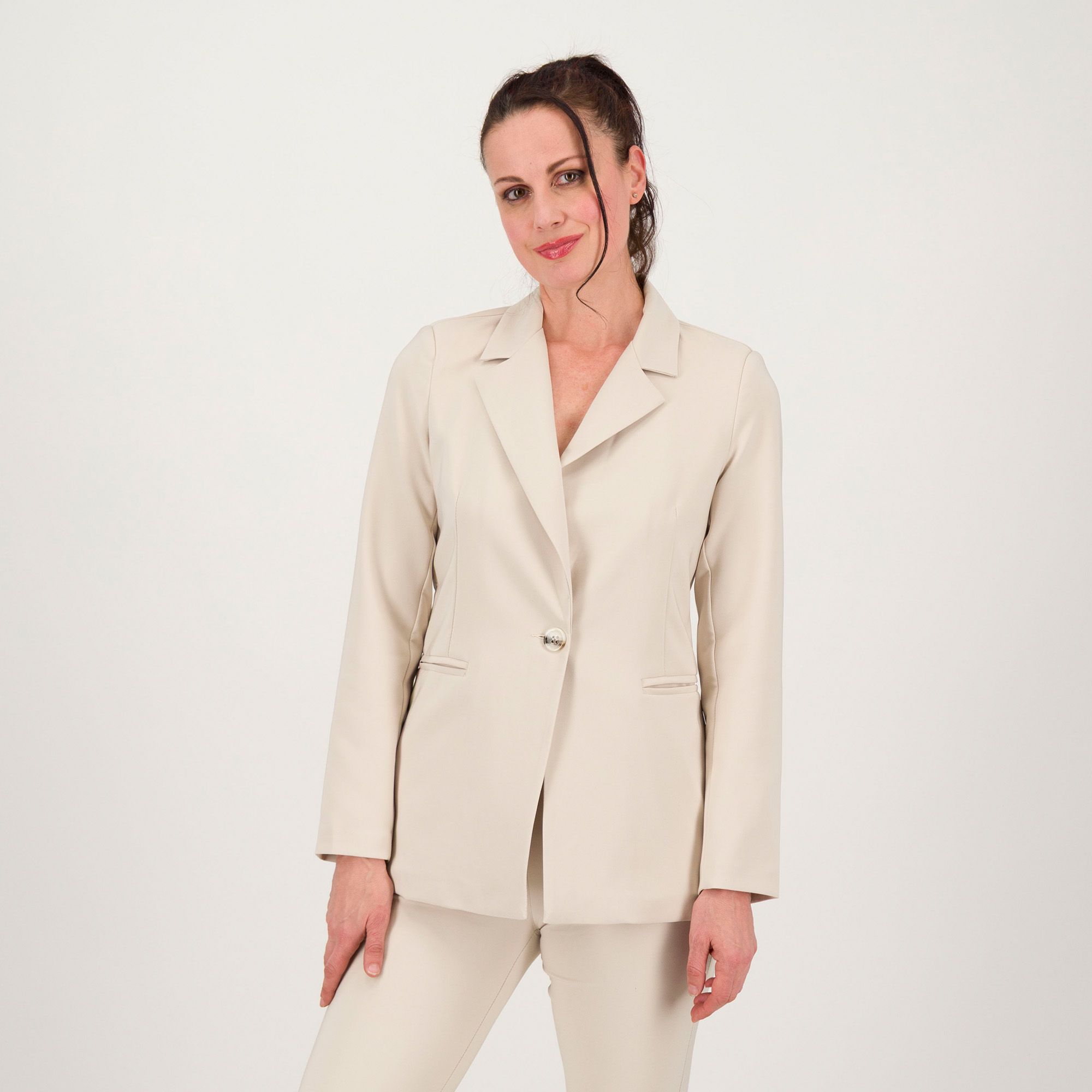 Angela Mele Milano
Giacca in tessuto
bi-stretch con collo
rever