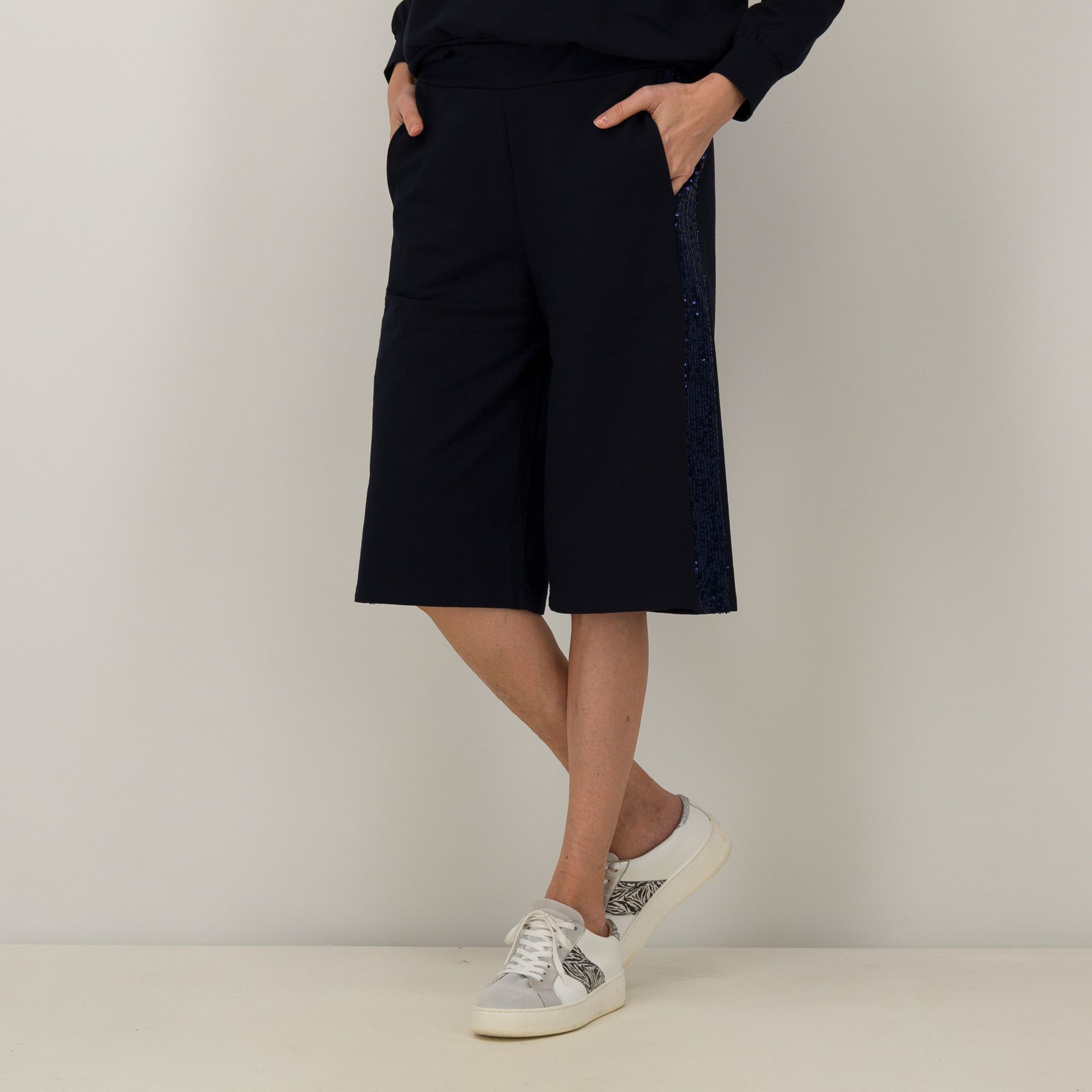 L'Una
Bermuda con
pailettes laterali
e elastico in vita