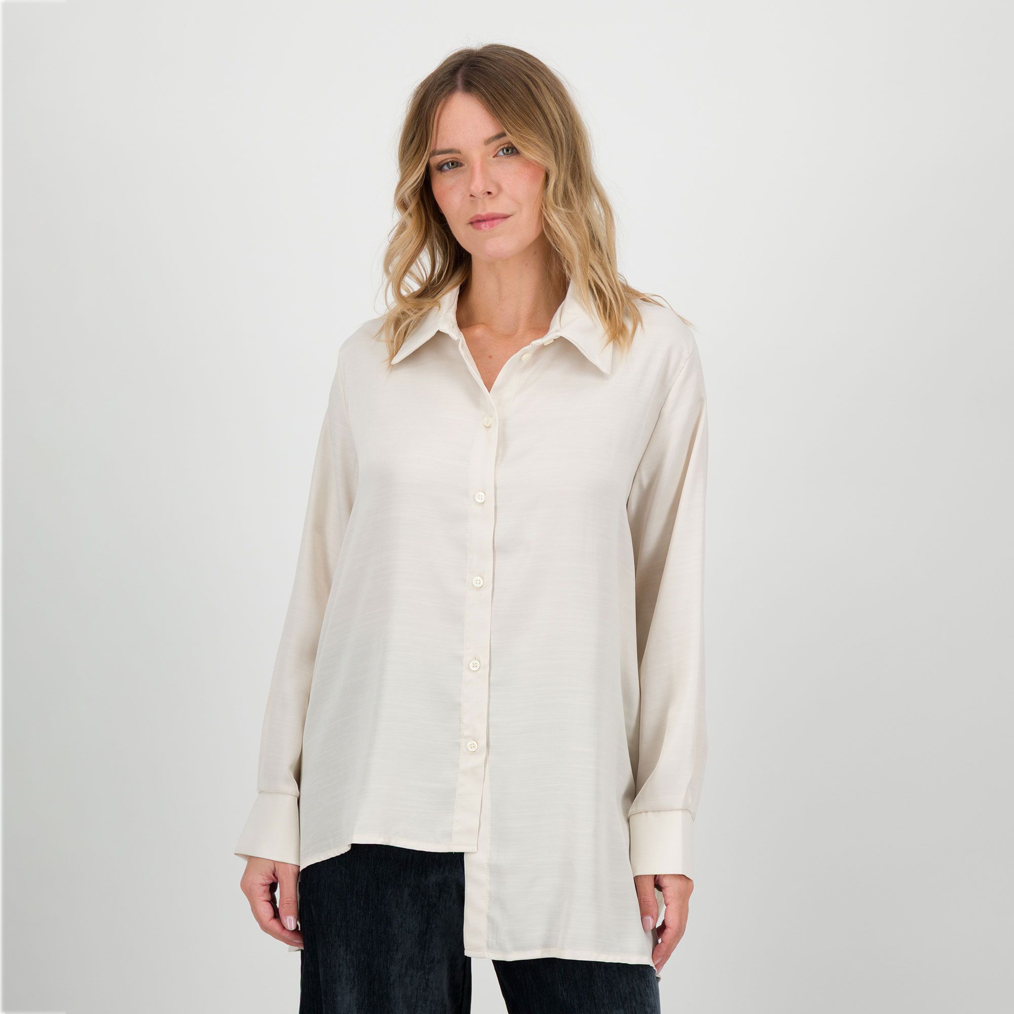 Bianca Della Torre
Camicia lunga
asimmetrica in raso
misto viscosa