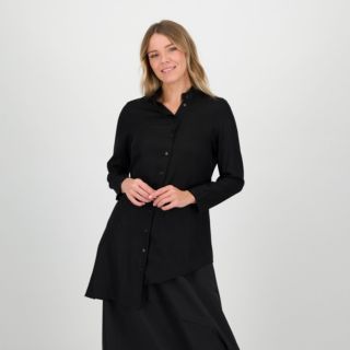 Caterina Lancini
Camicia in viscosa
con manica 7/8
e fondo asimmetrico