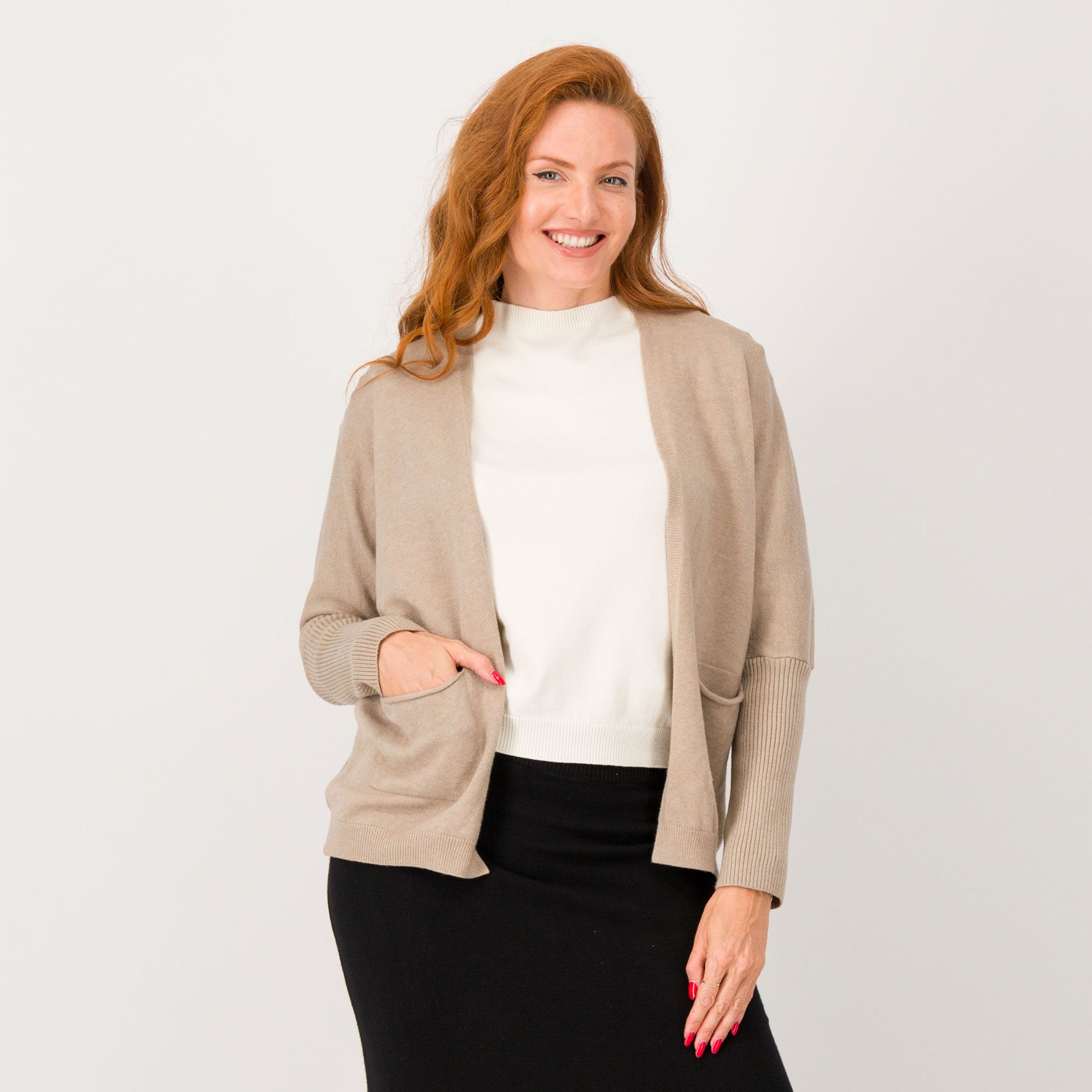 Enjoy
Cardigan in filato
misto viscosa con
dettagli in costina
