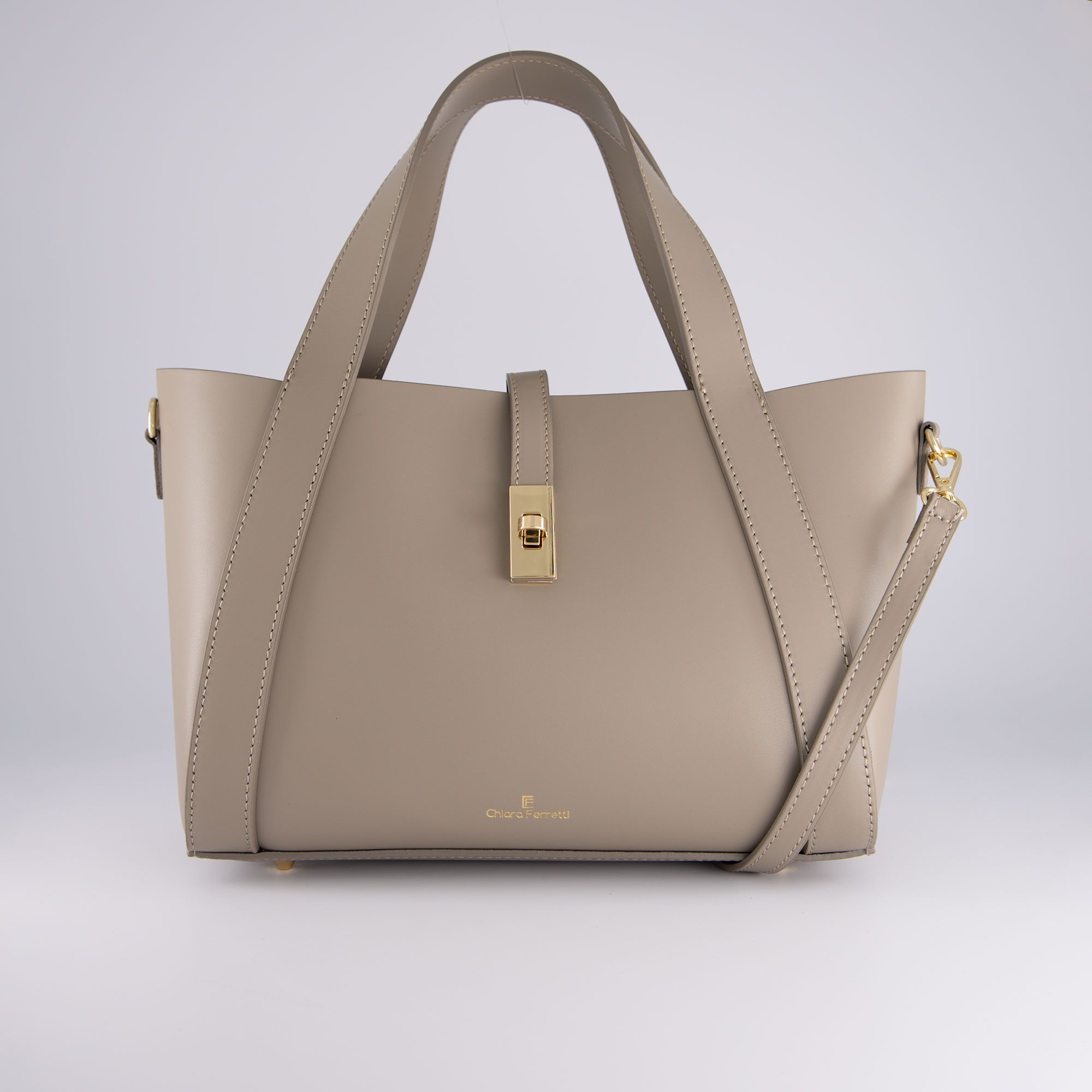 Chiara Ferretti
Borsa a mano in
pelle ruga con
tracolla regolabile