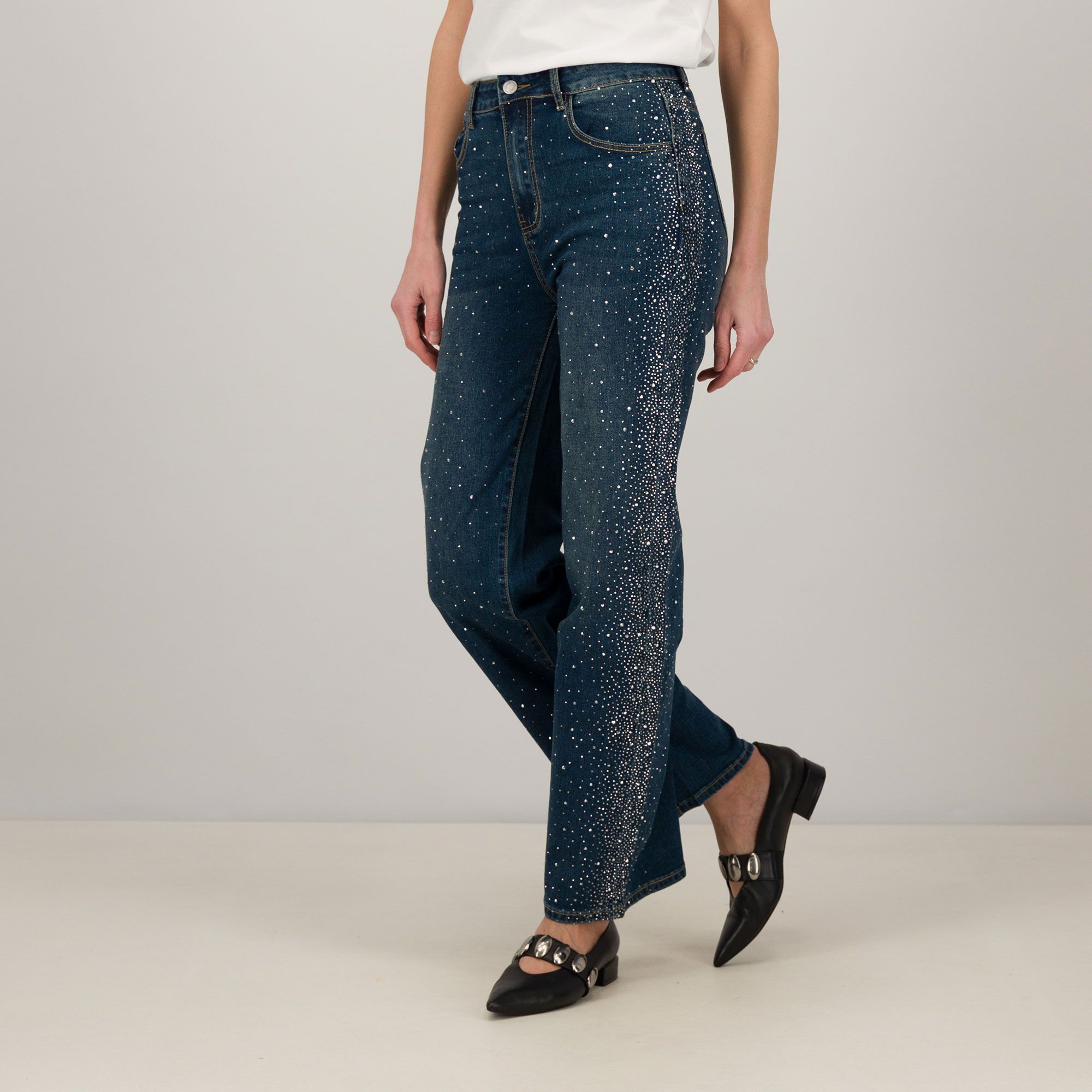 Angela Mele Milano
Jeans straight
con micro strass