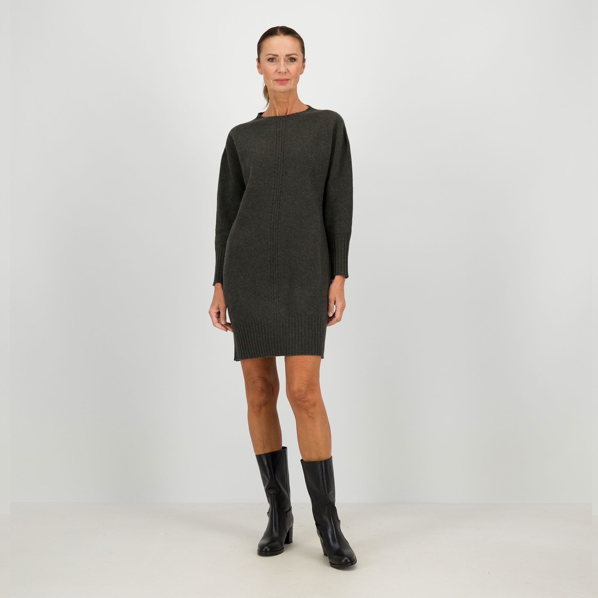 Hekla & Co.
Abito in maglia
a manica lunga 
con spacco sul retro