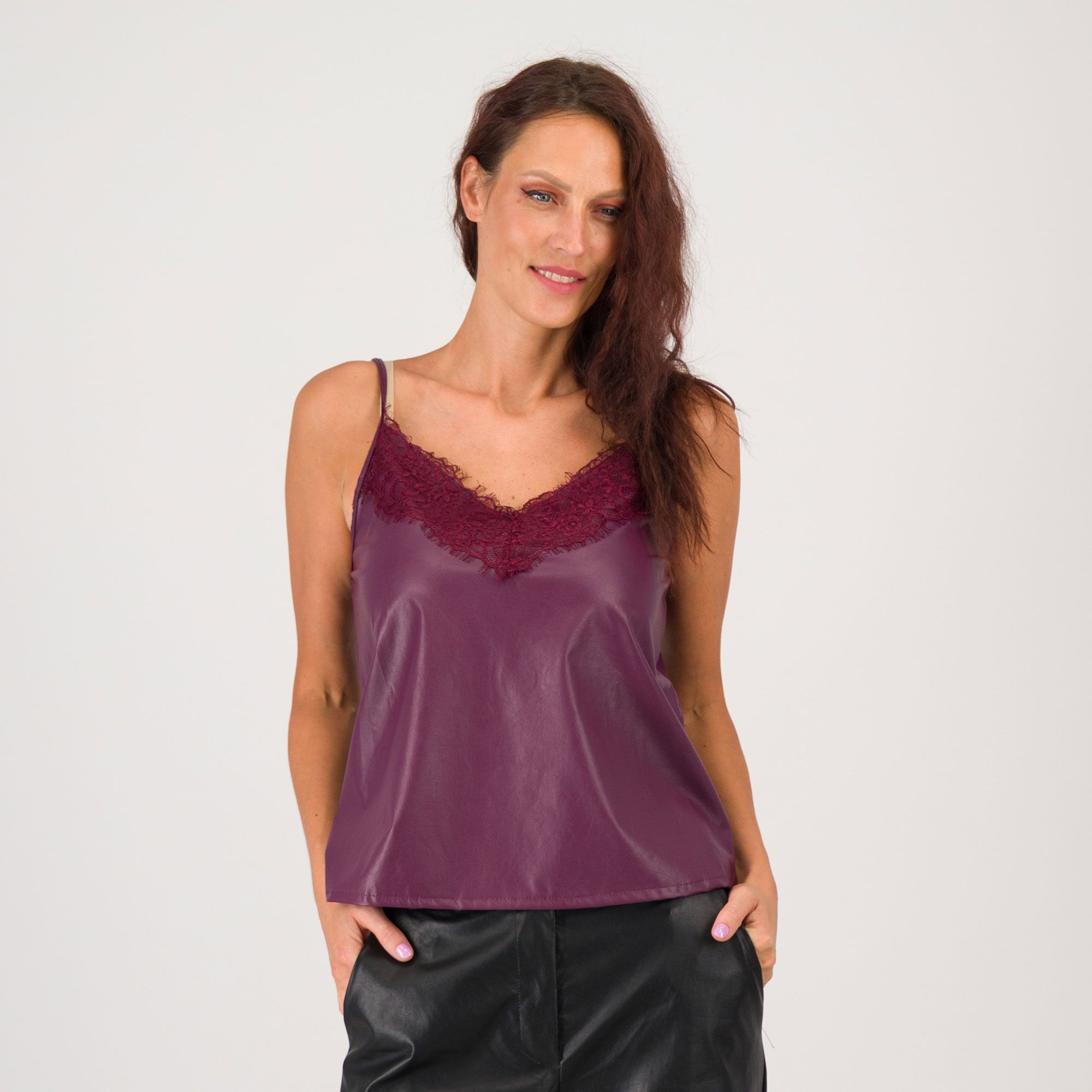 Enjoy
Top con scollo a V
in pizzo