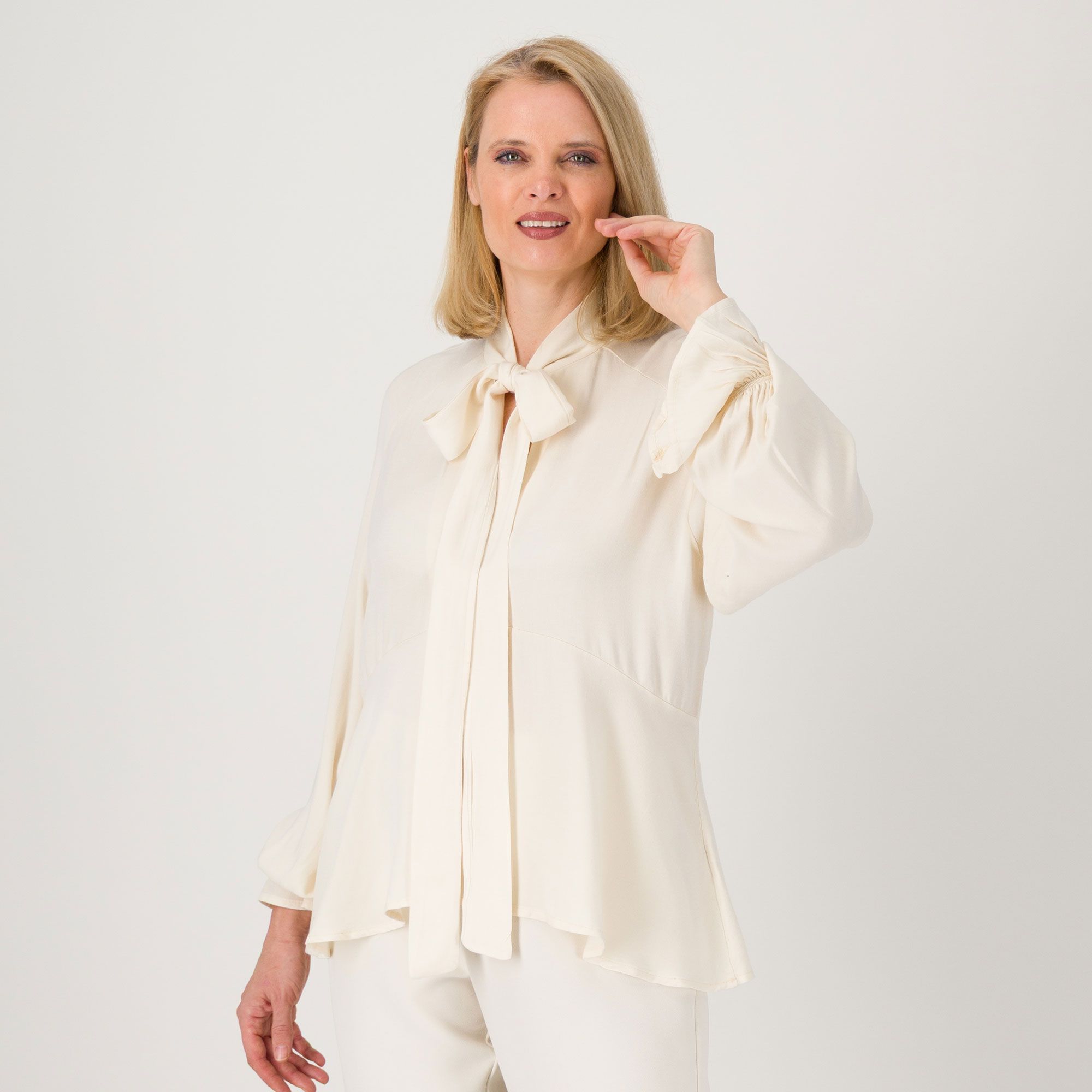 Mood Atelier
Blusa a maniche
lunghe raglan
con nodo