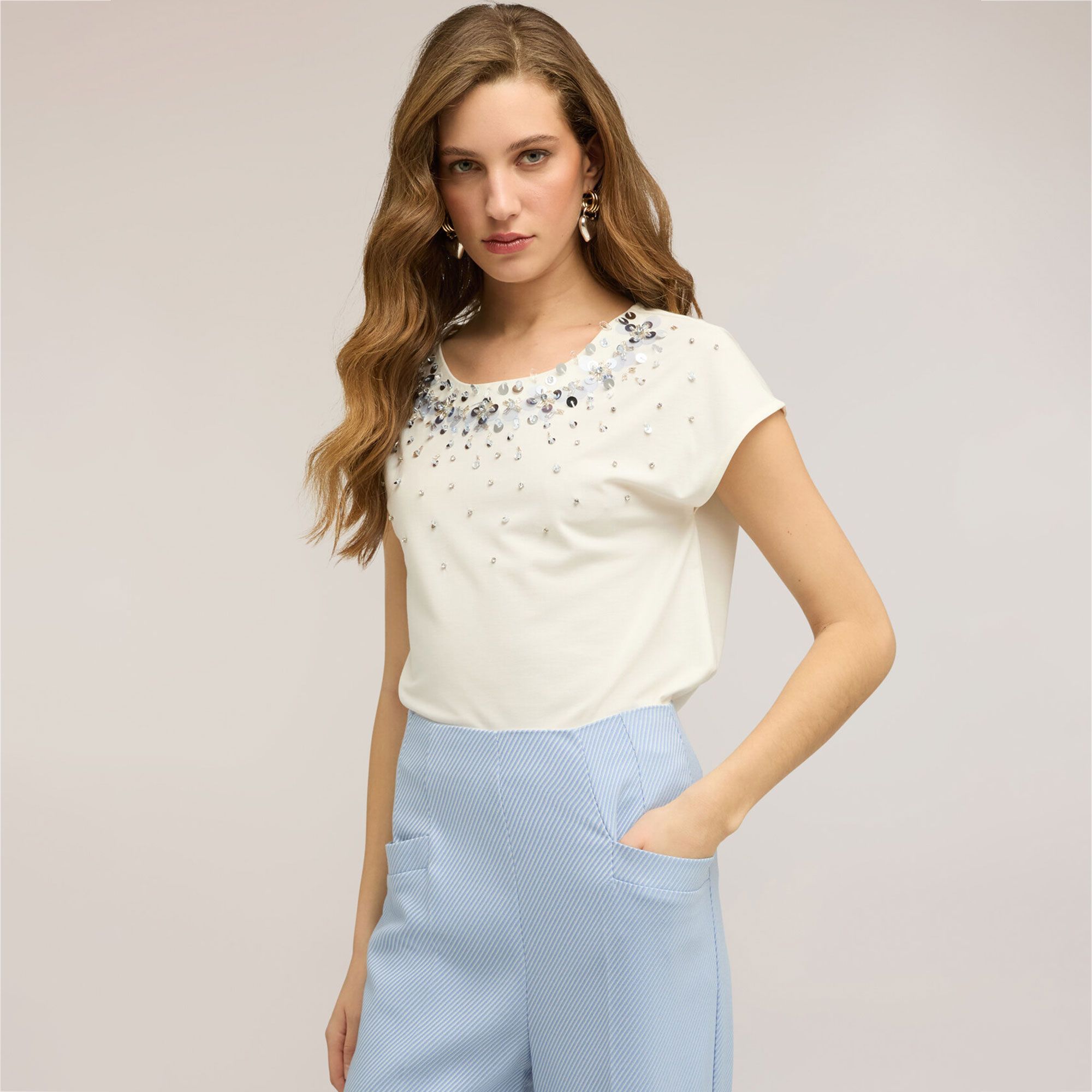 Motivi
Top smanicato
con paillettes