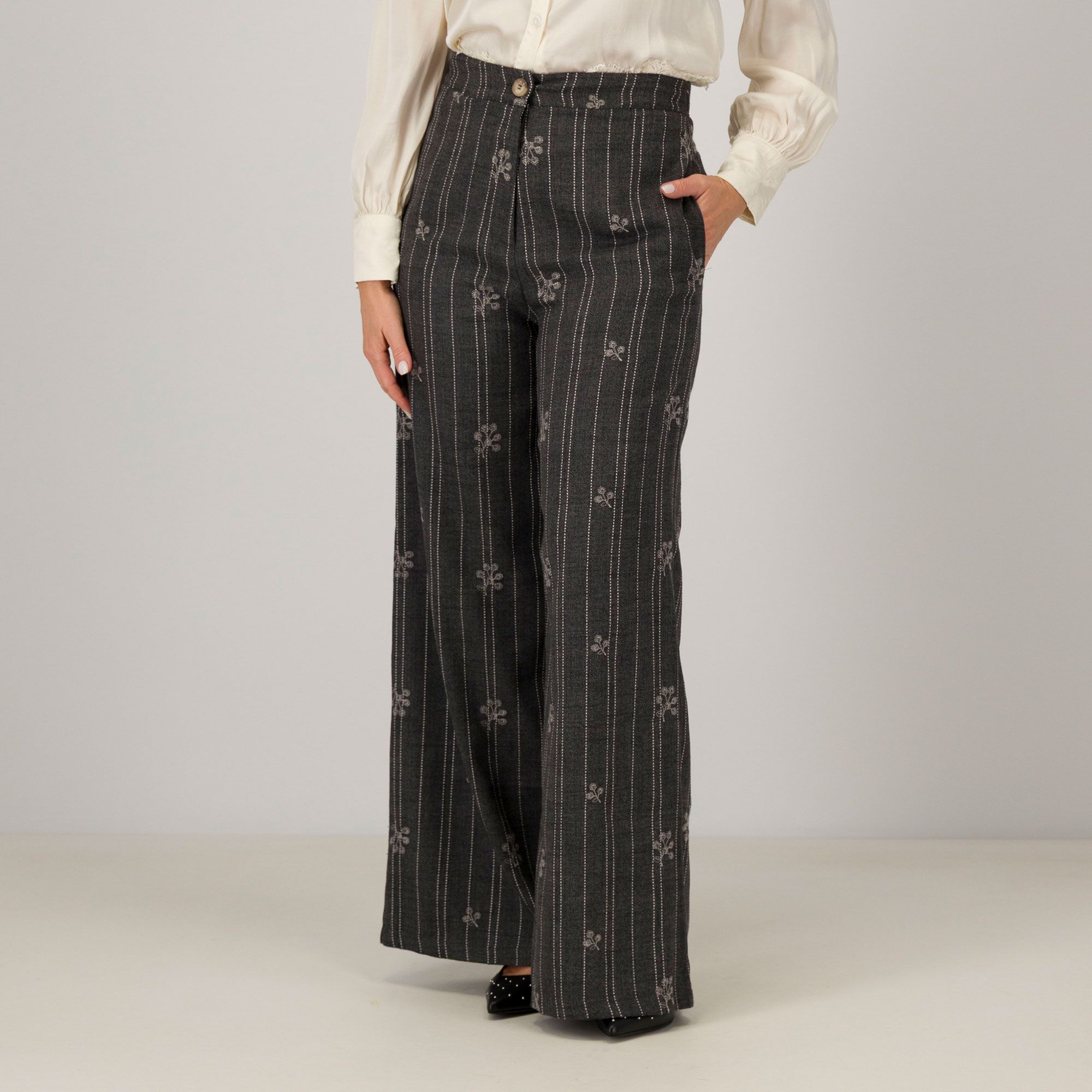 Mood Atelier
Pantaloni ampi
con ricami a righe
e fiori