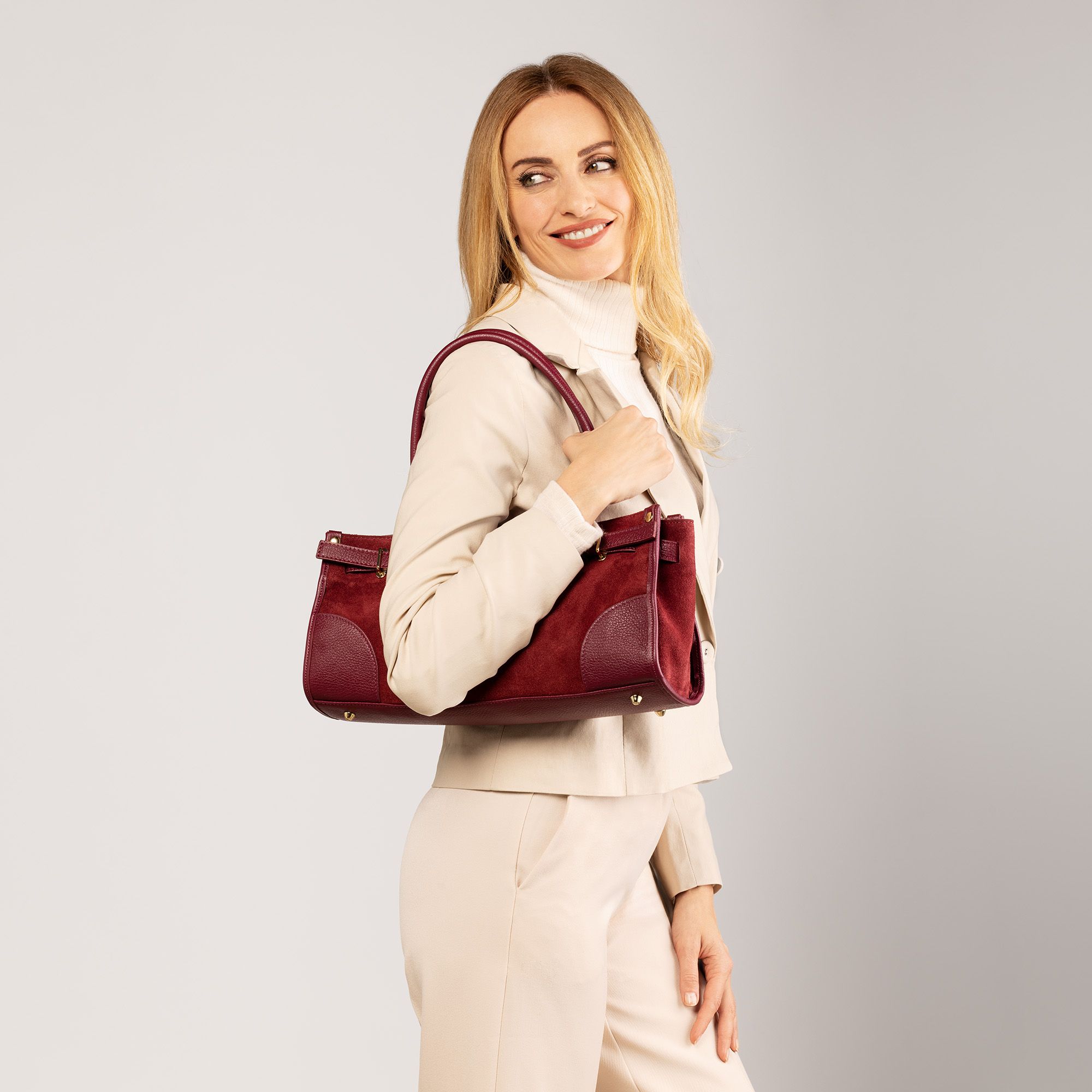 Le Corone Bags
Borsa BiBi in pelle
scamosciata con
due manici superiori